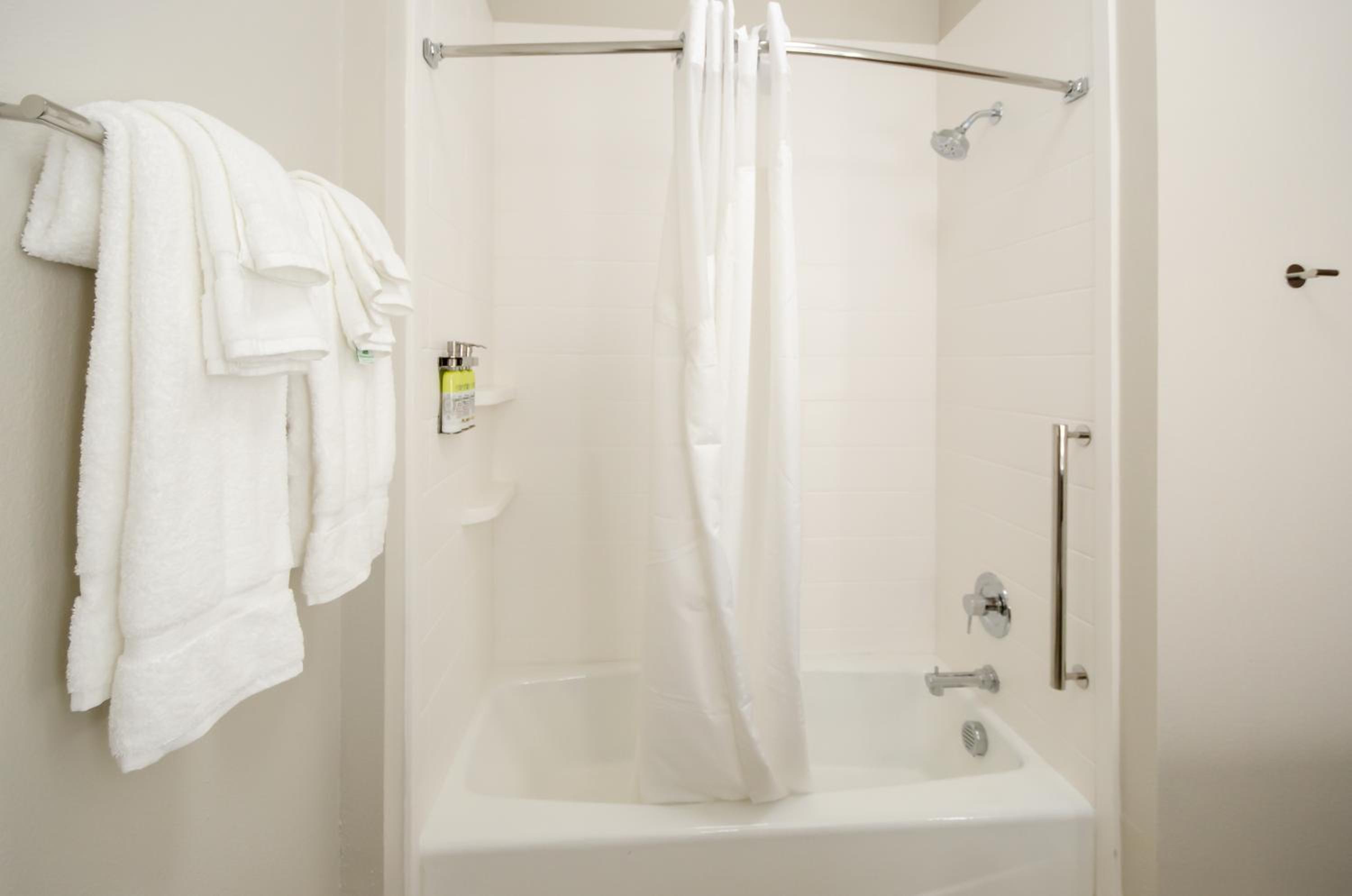 Queen Suite with Two Queen Beds Hearing Accessible Bathtub - Non-Smoking - Photo 4