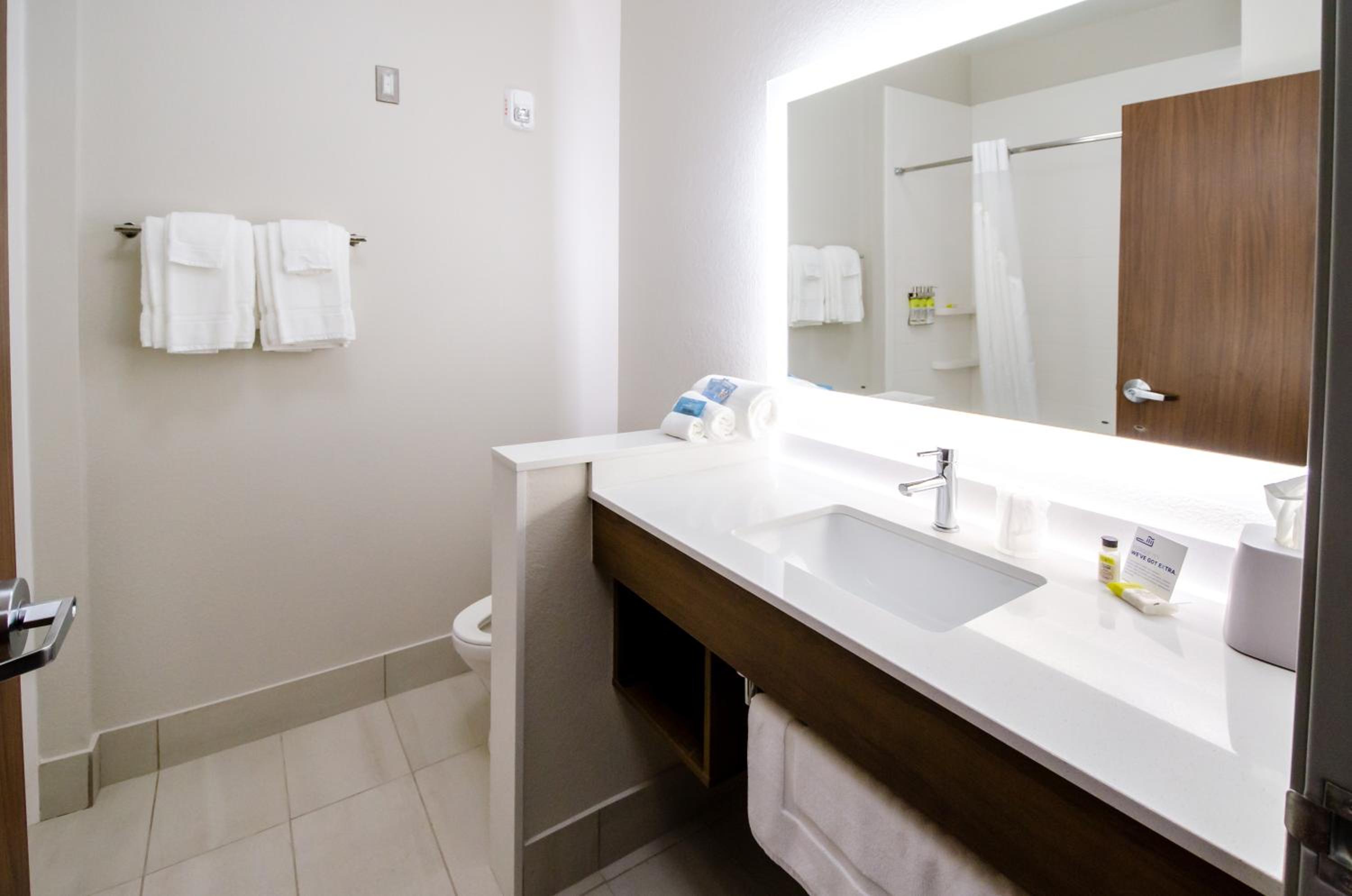 King Suite - Hearing Accessible/Non-Smoking - Photo 5