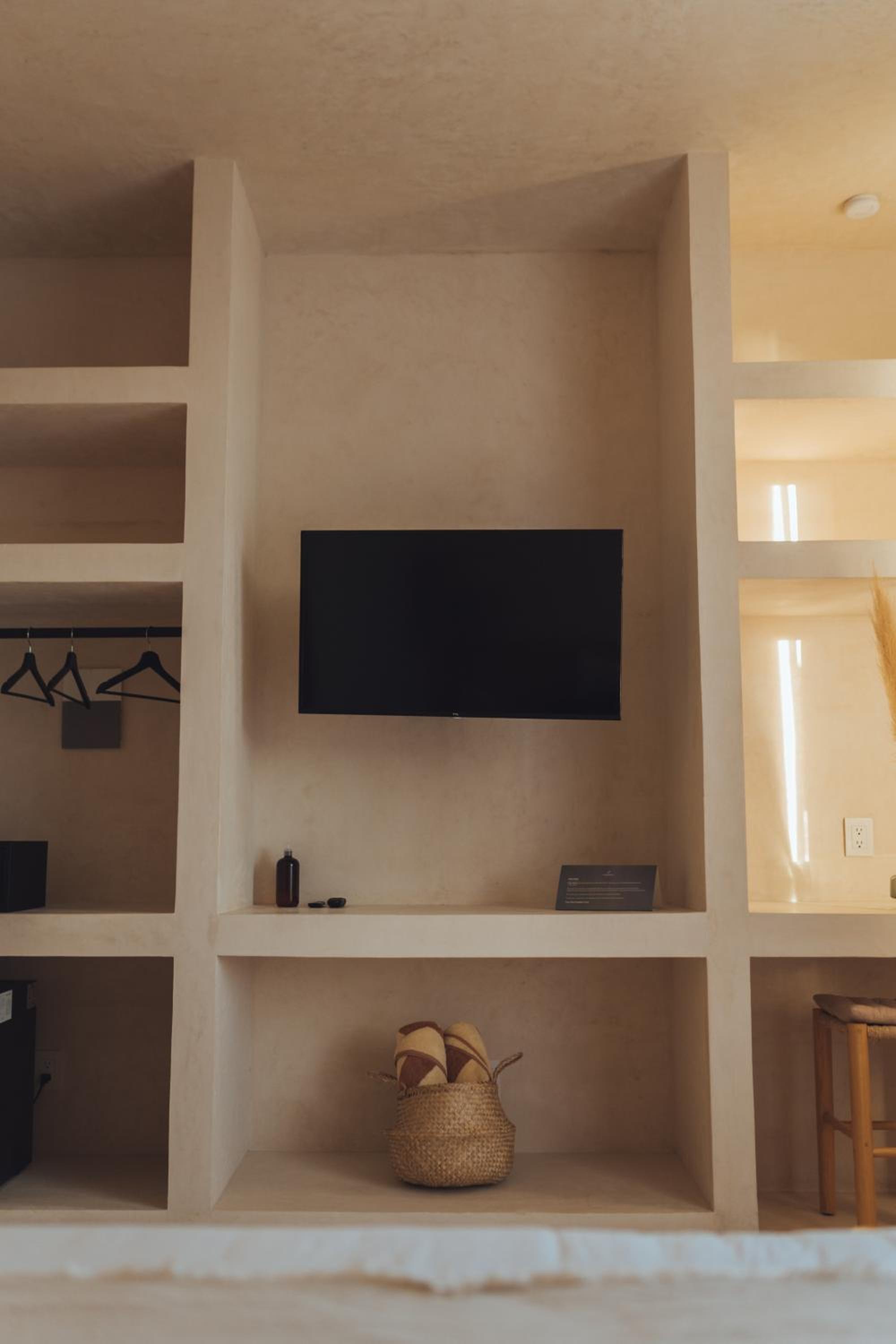 King Suite with Balcony - Photo 21
