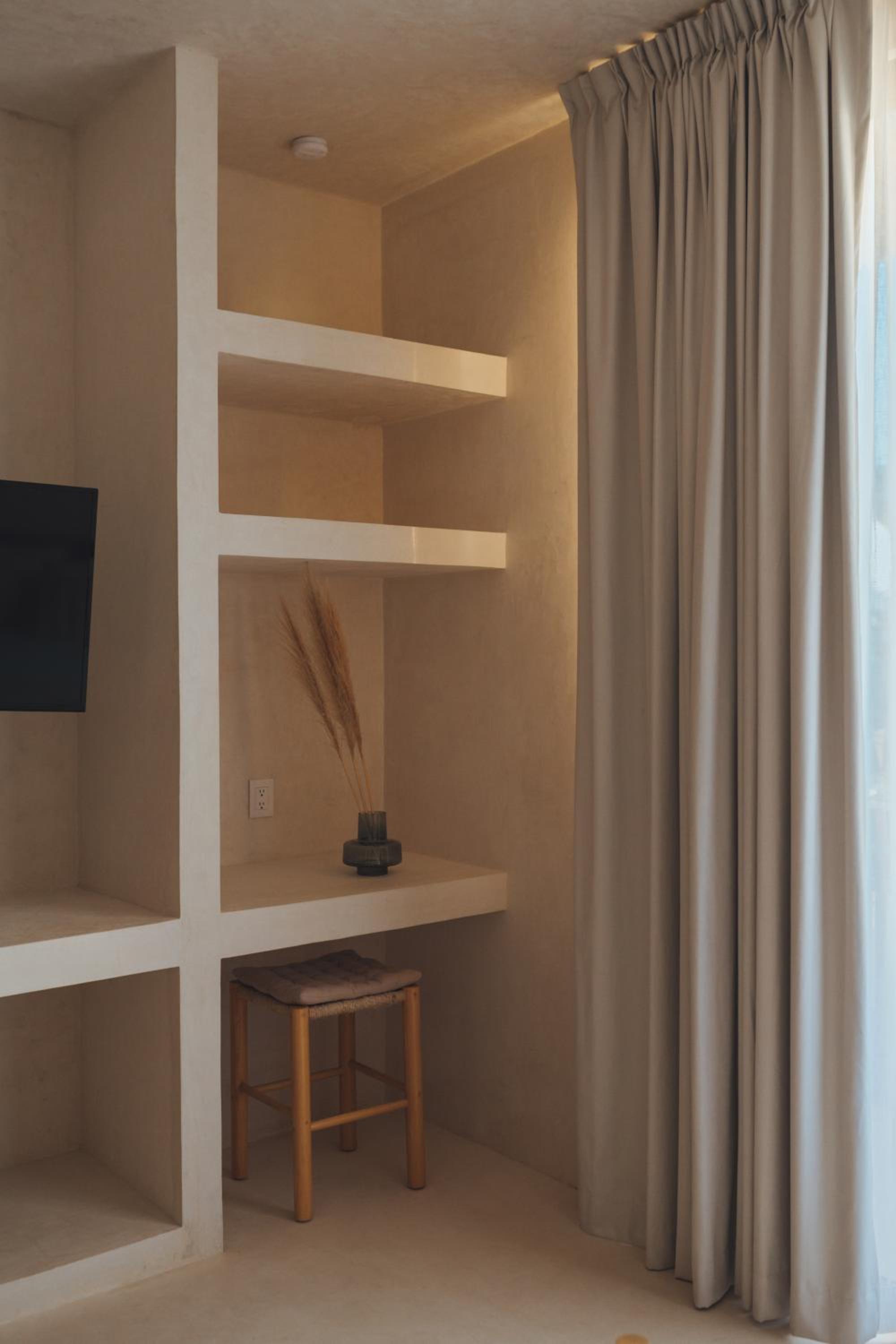 King Suite with Balcony - Photo 29