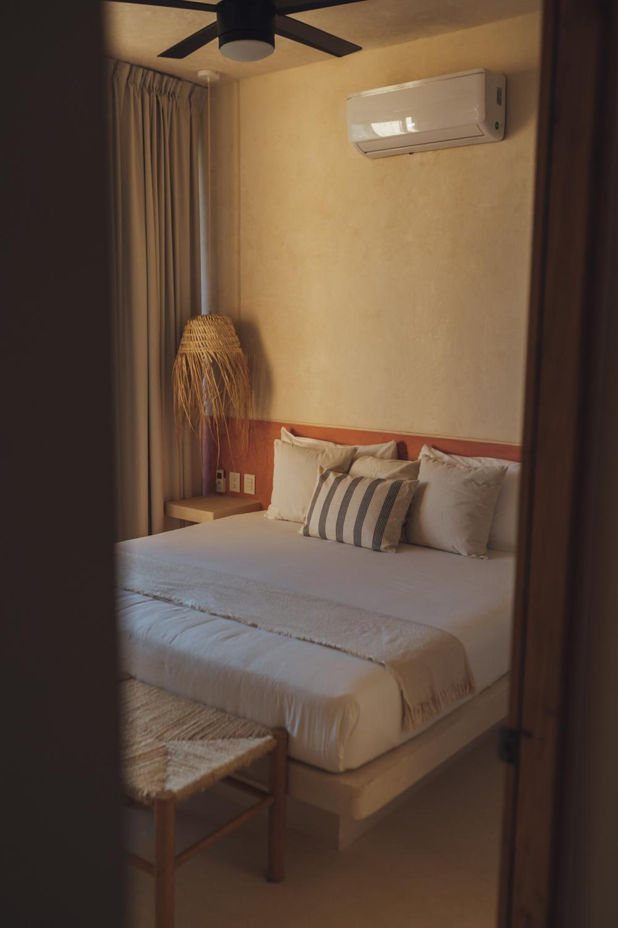 King Suite with Balcony - Photo 28