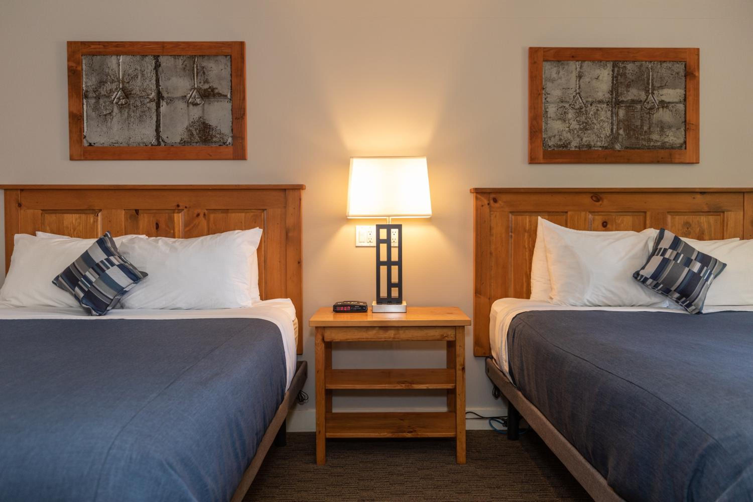 Queen Room with Two Queen Beds and Balcony photo 1