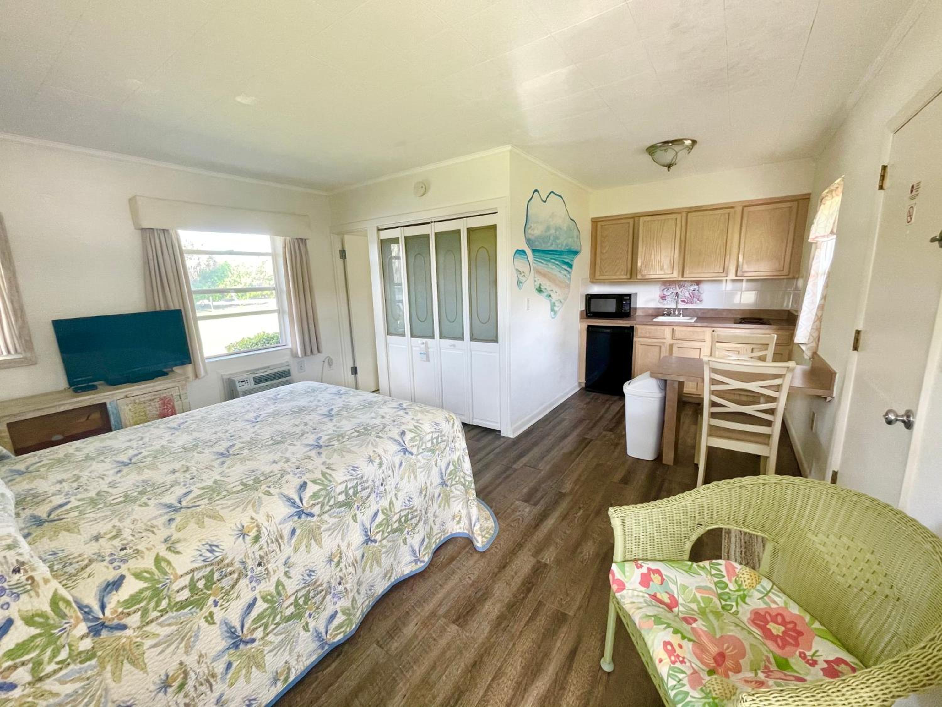 Queen Kitchenette