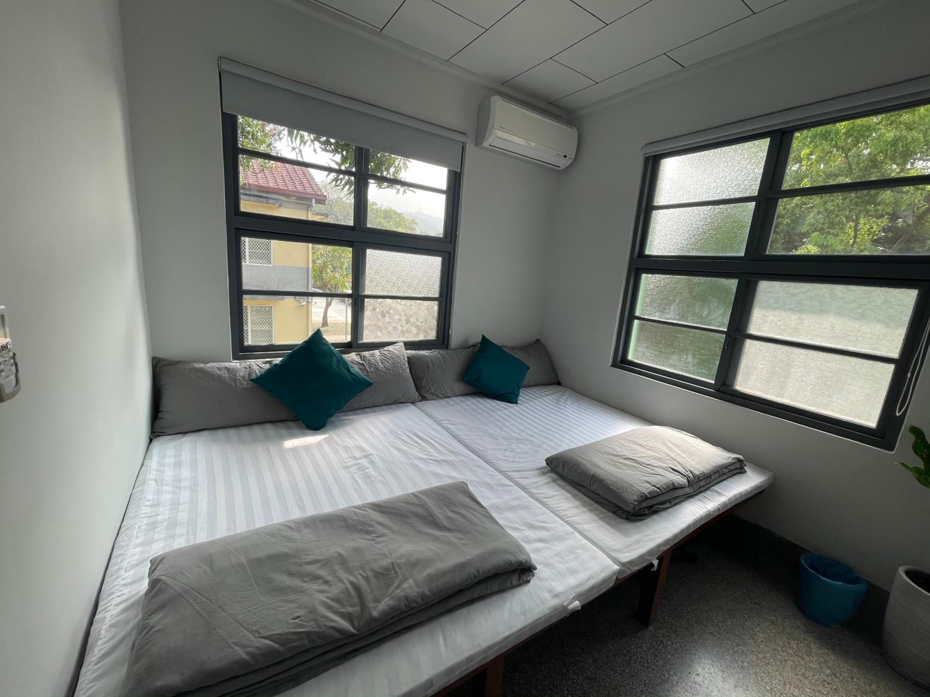 Quadruple Room with Shared Bathroom photo 2