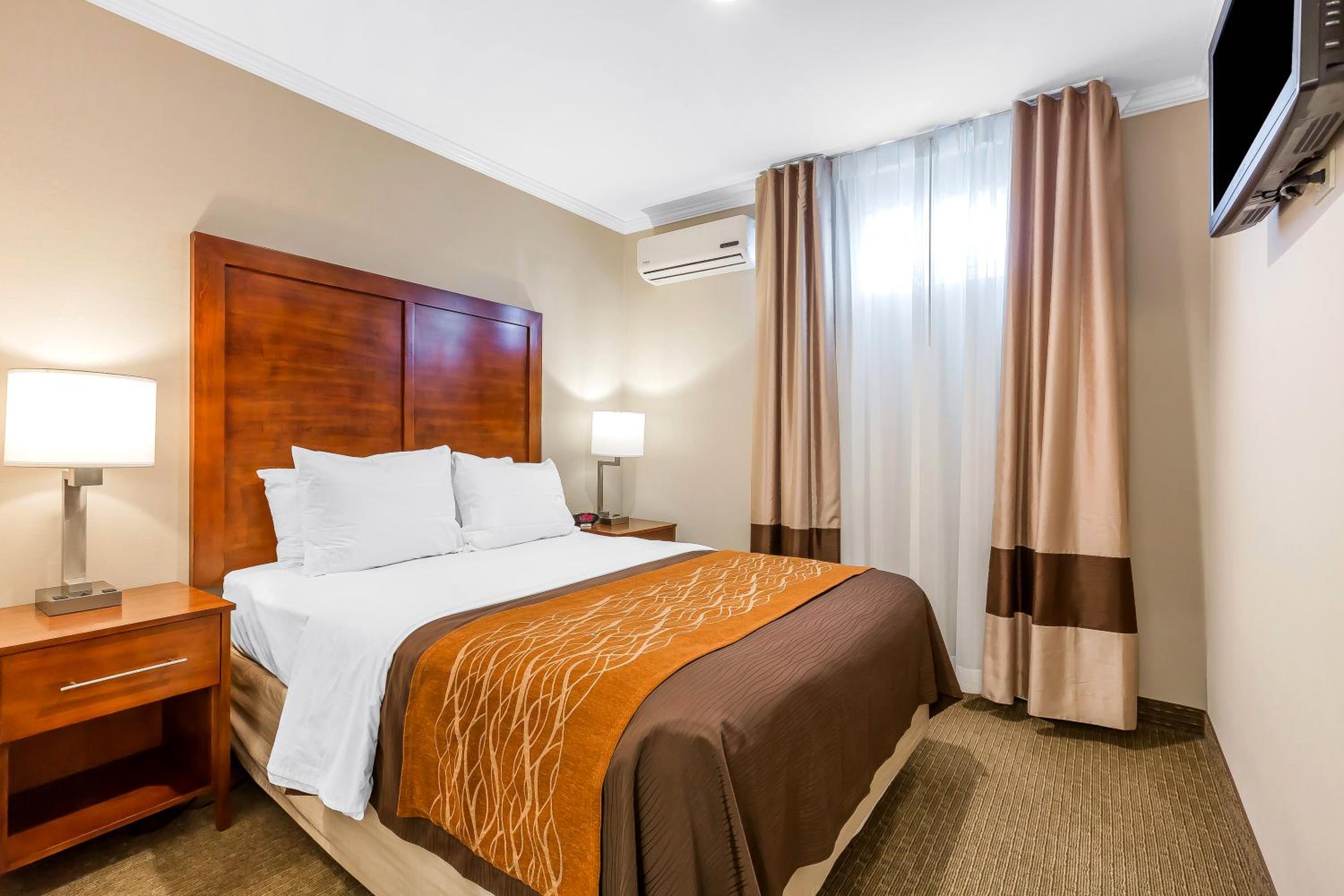 Deluxe King Suite with One Queen Bed and Sofa Bed - Non-Smoking photo 1