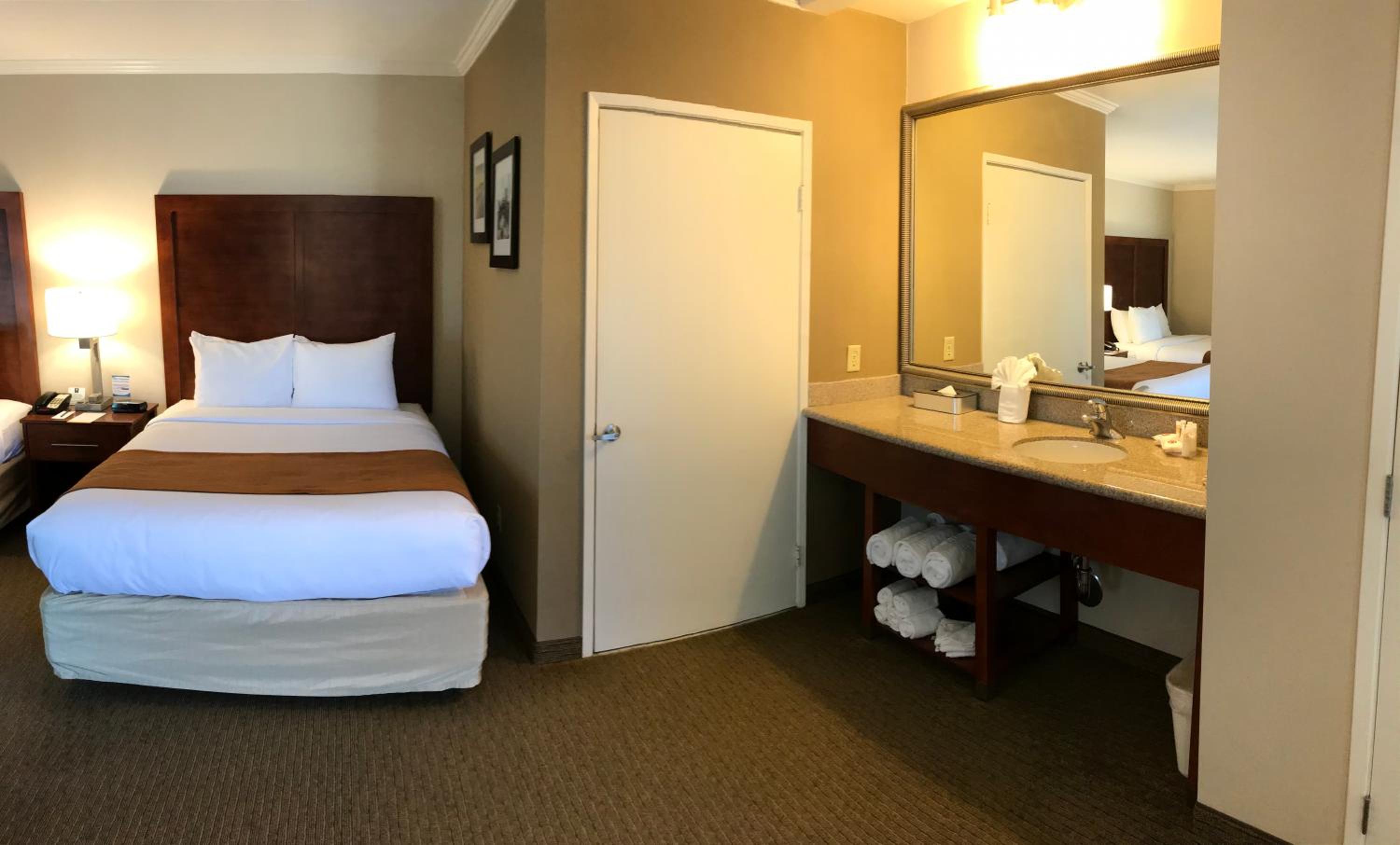 Deluxe King Suite with Two Queen Beds - Non-Smoking photo 2