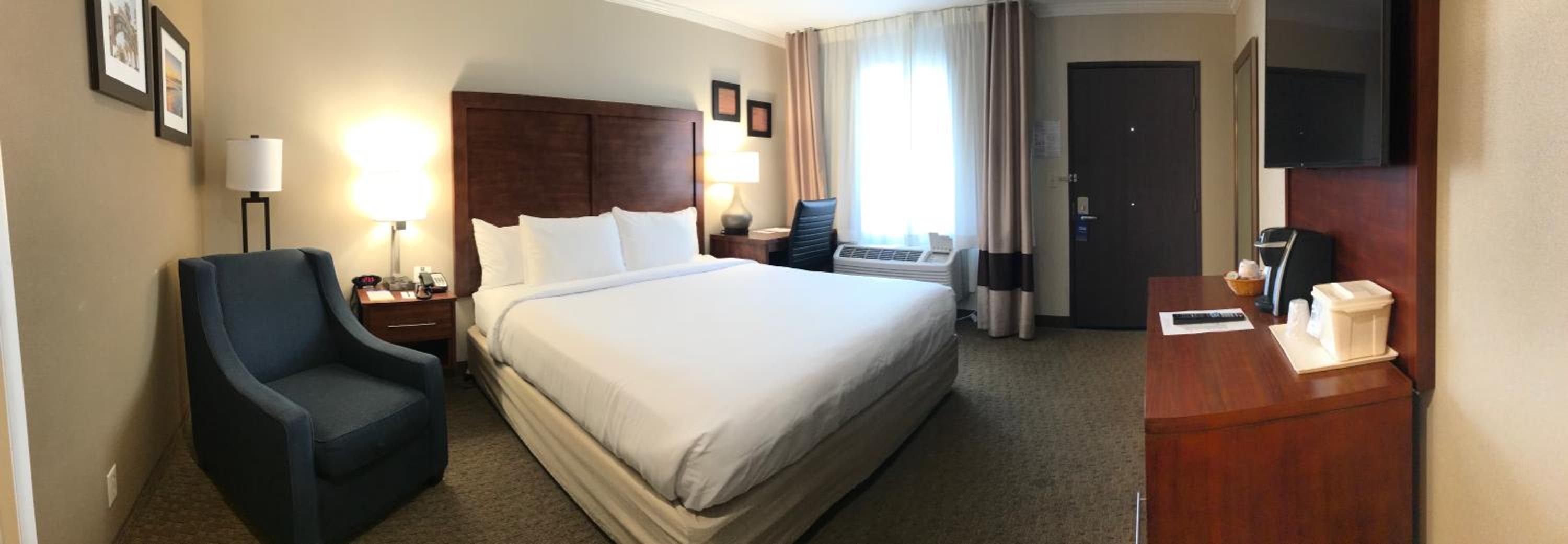 Standard Room, 1 King Bed, Accessible Tub, Non Smoking photo 3