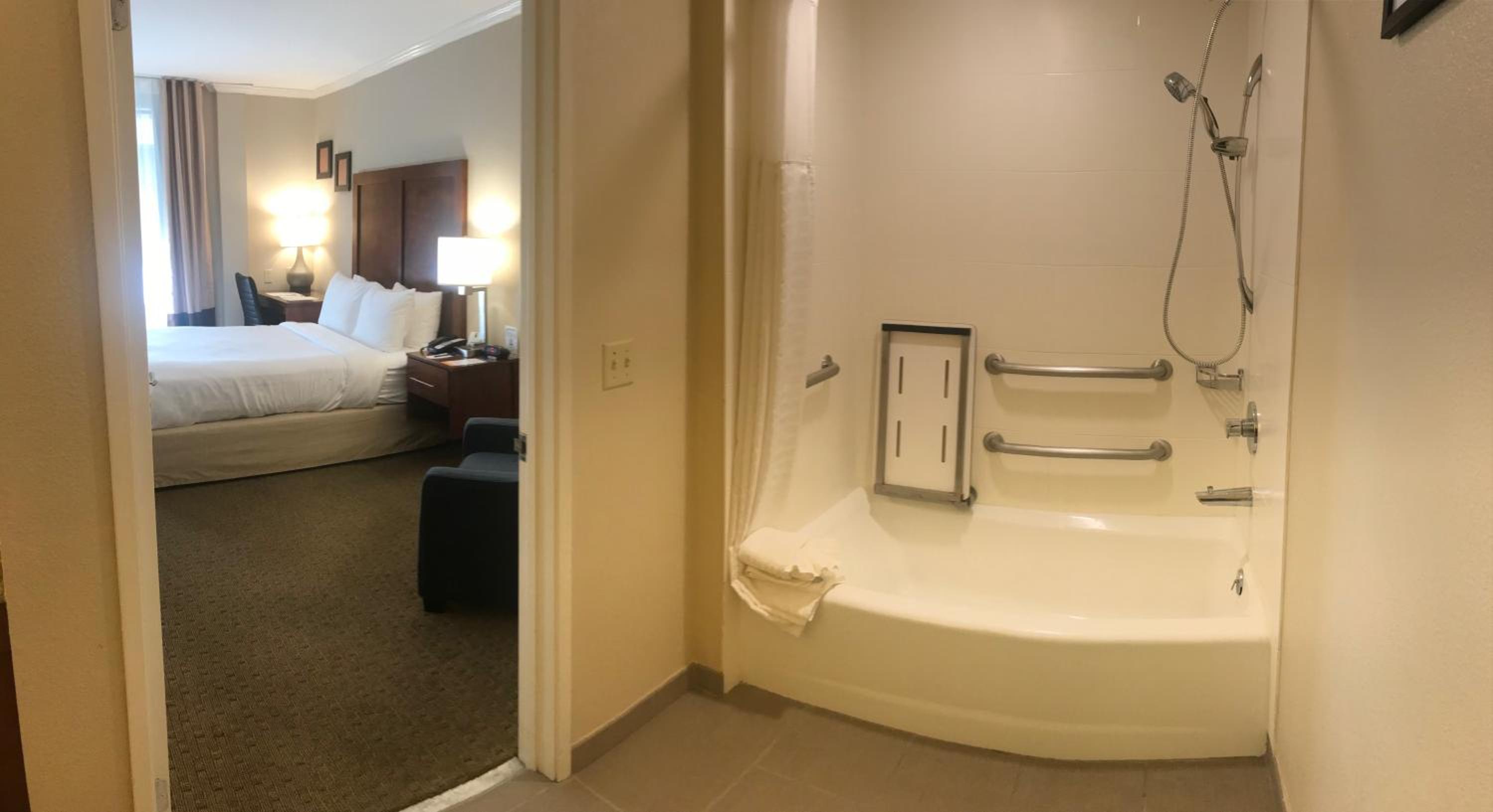 Standard Room, 1 Queen Bed, Accessible Tub, Non Smoking, Courtyard View photo 2