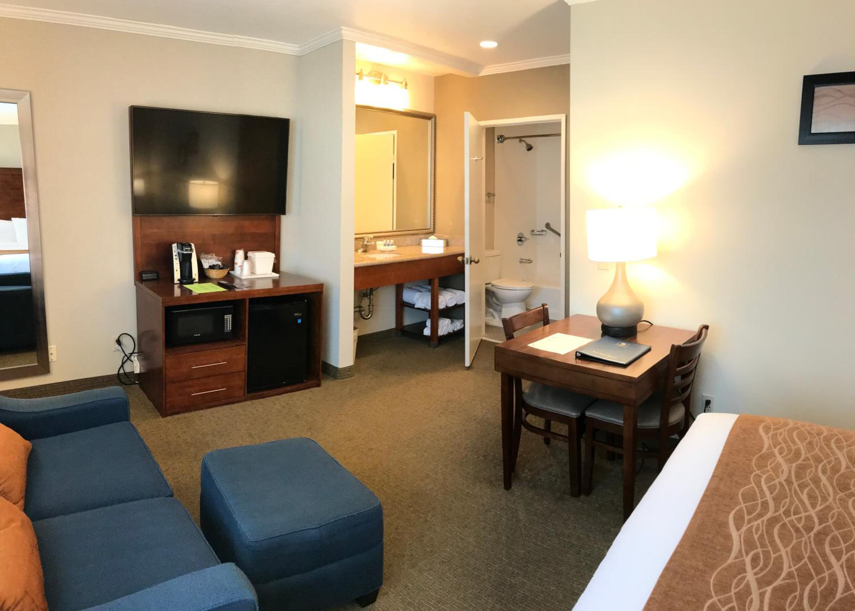 Deluxe King Suite with One Queen Bed and Sofa Bed - Non-Smoking photo 3