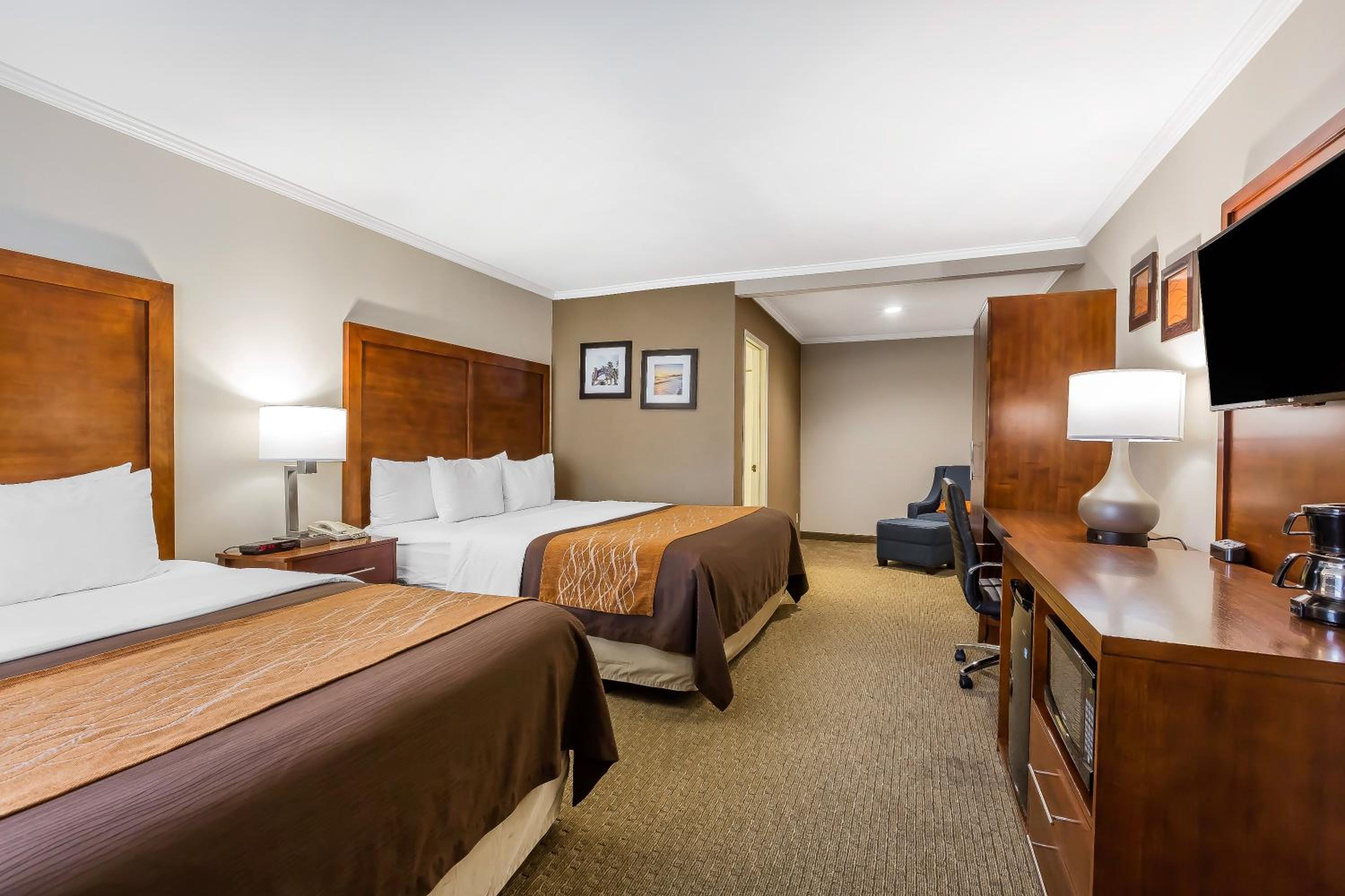 Standard Room, 1 King Bed and 1 Queen Bed, Non Smoking photo 2