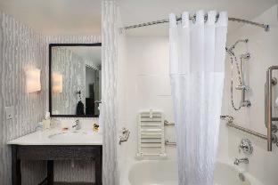 Queen Room with Two Queen Beds - Pet Friendly/Non-Smoking photo 3