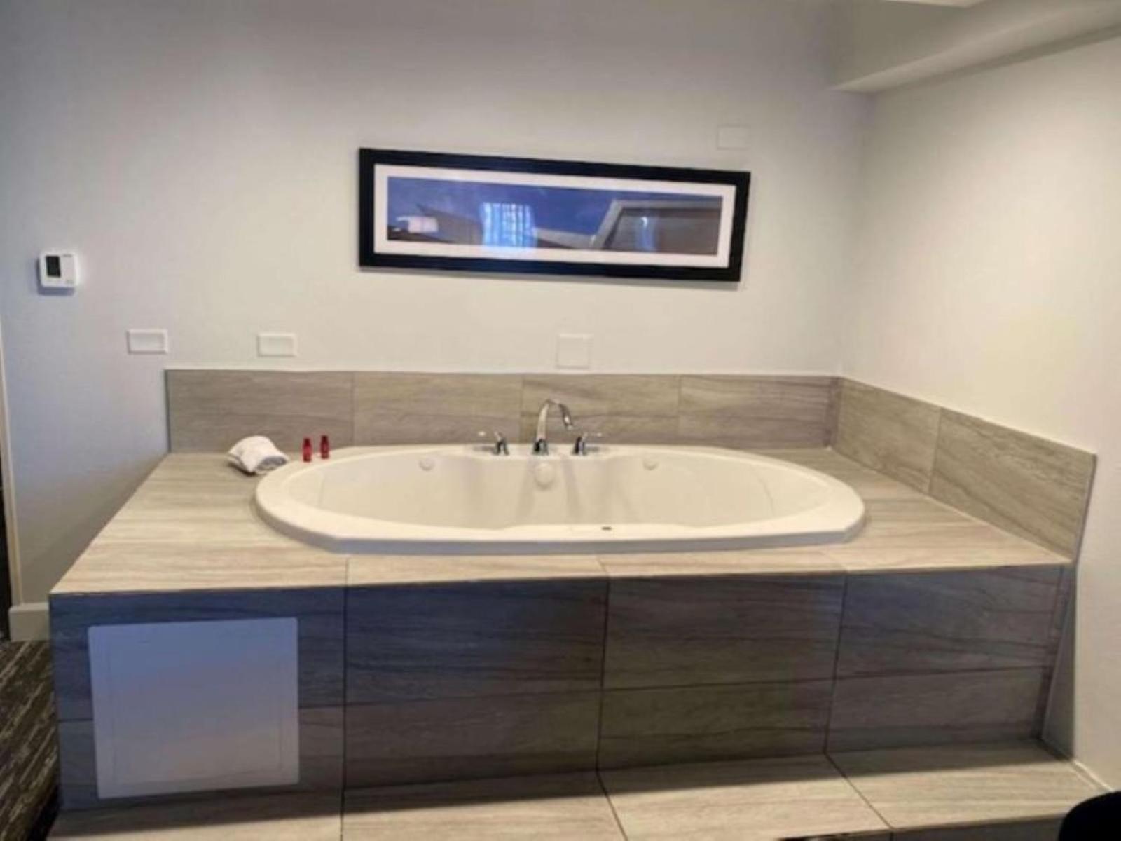 King Suite with Jetted Tub and Balcony thumbnail 6