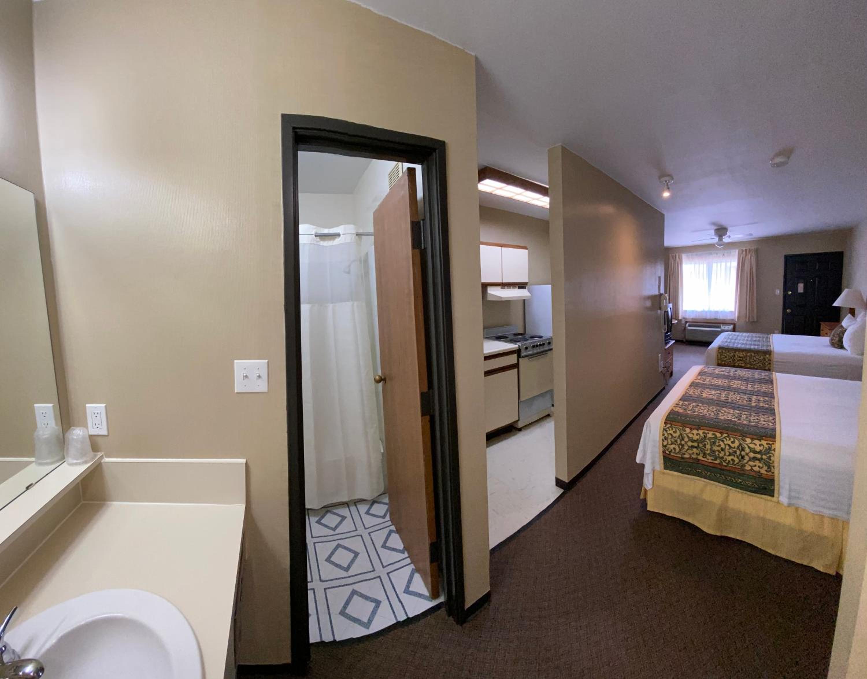 2 Queen Beds Studio with Full Kitchen - Smoking