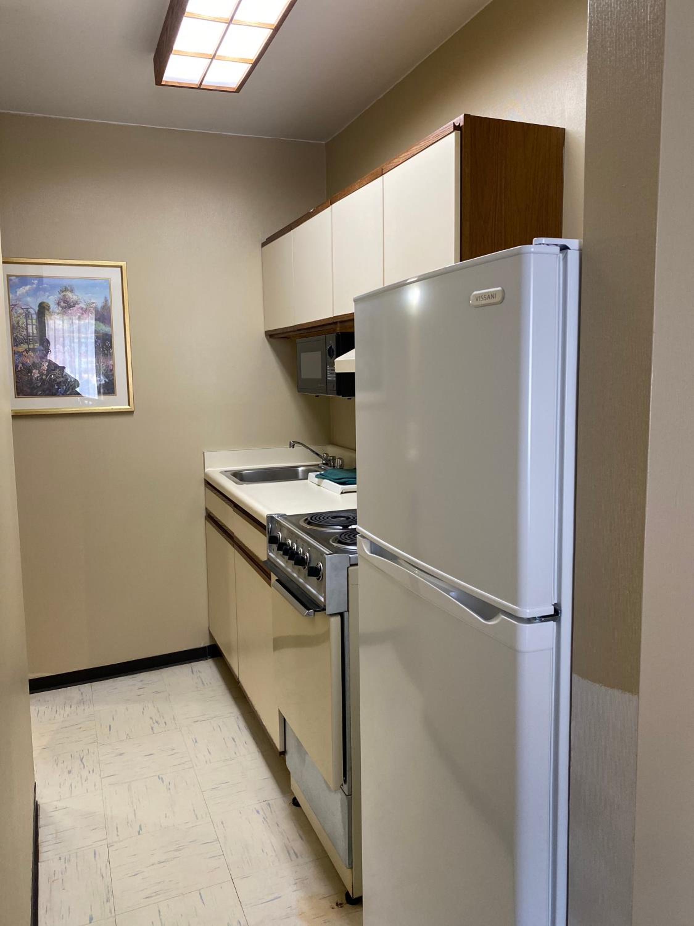 Queen Studio with Full Kitchen - Non-smoking