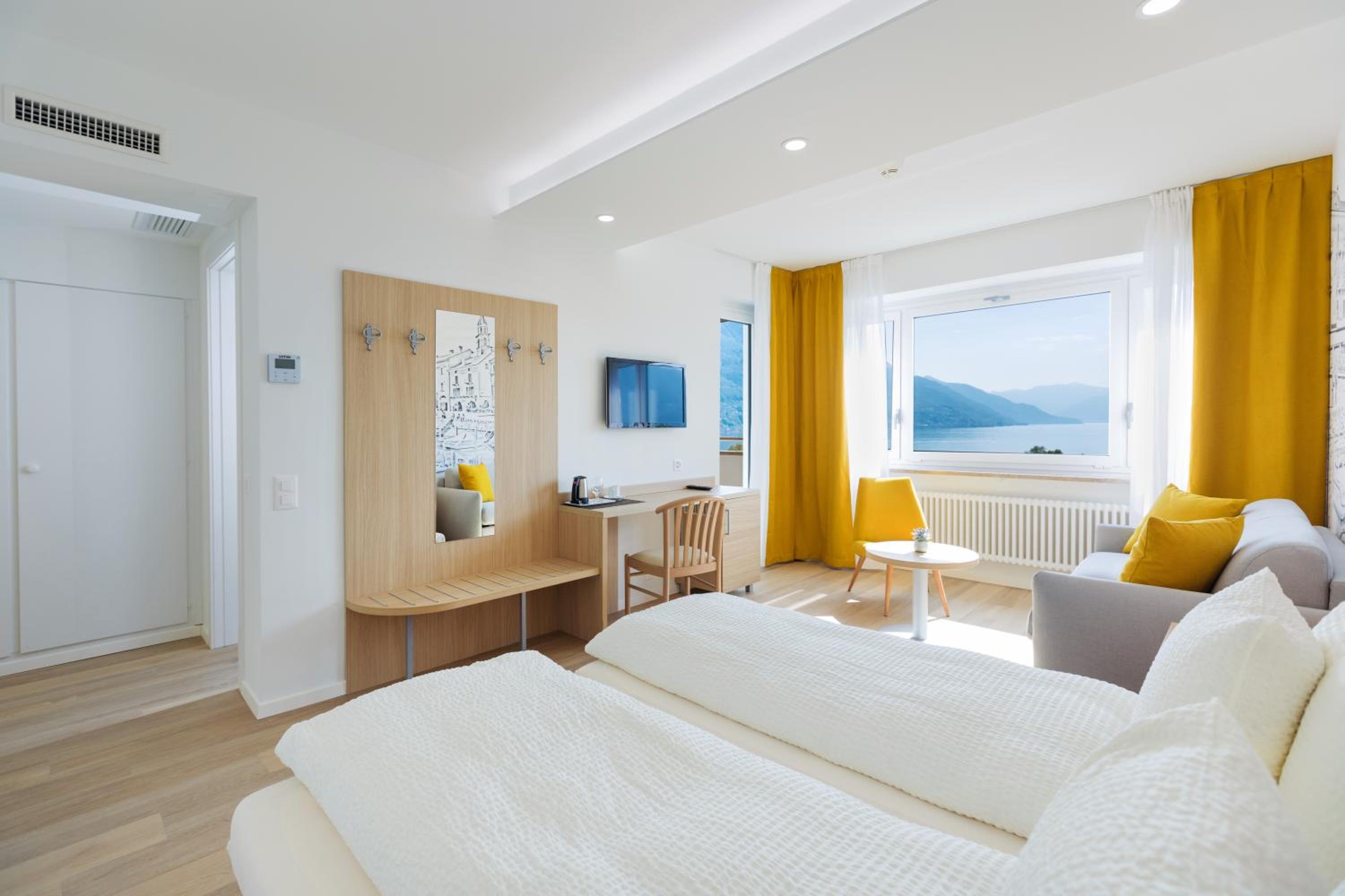 Deluxe Double Room with Balcony photo 3