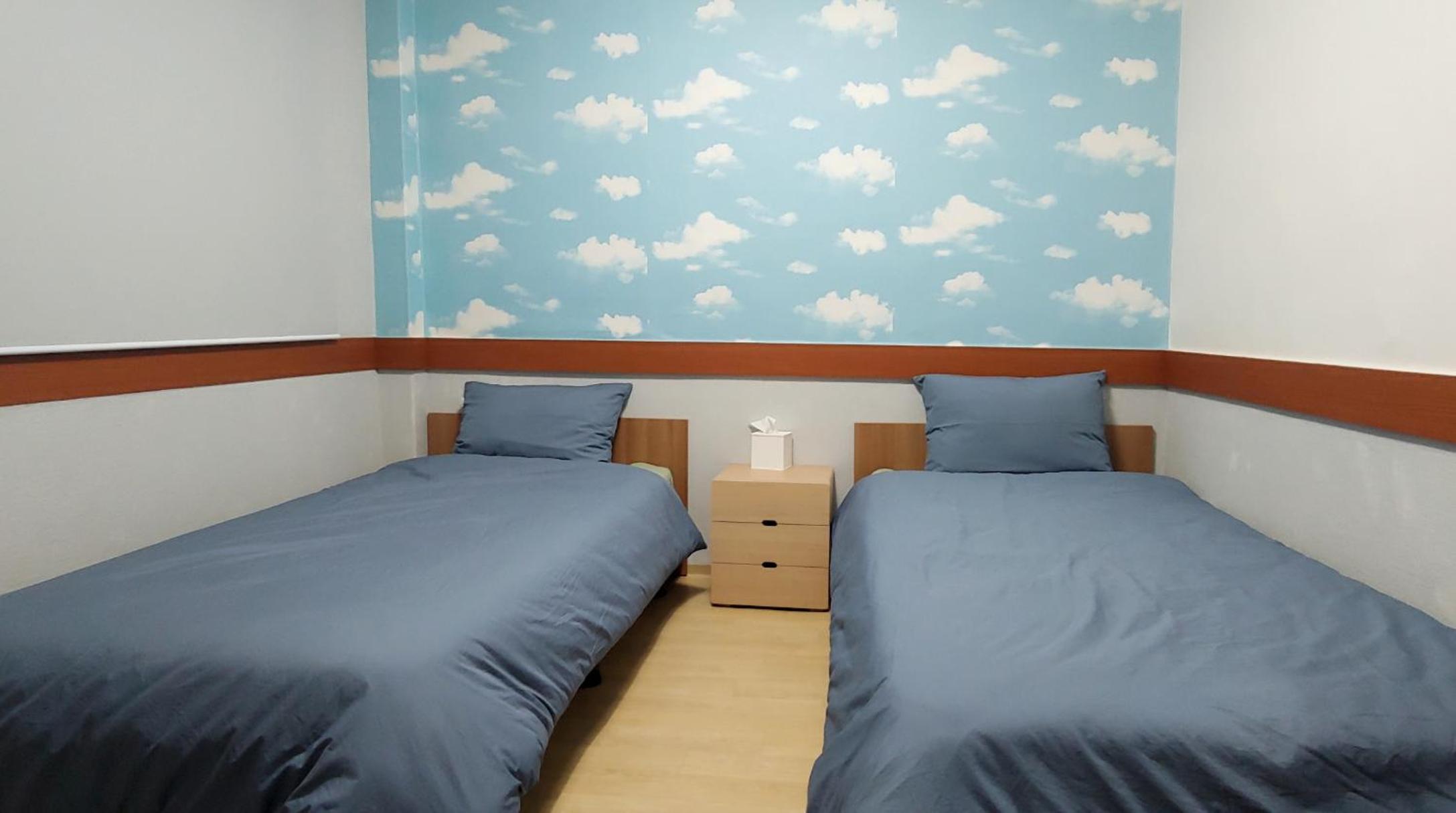 Twin Room with Private Bathroom - Photo 2