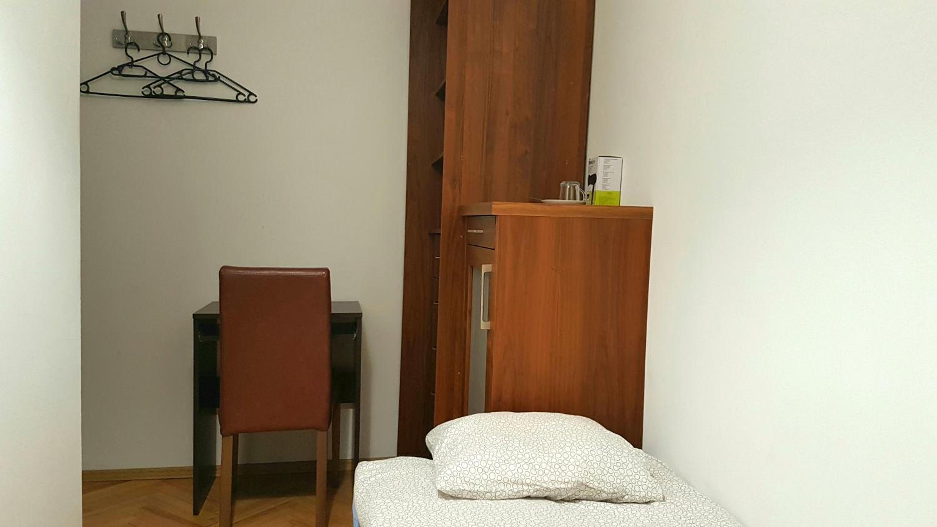 Budget Twin Room - Photo 4