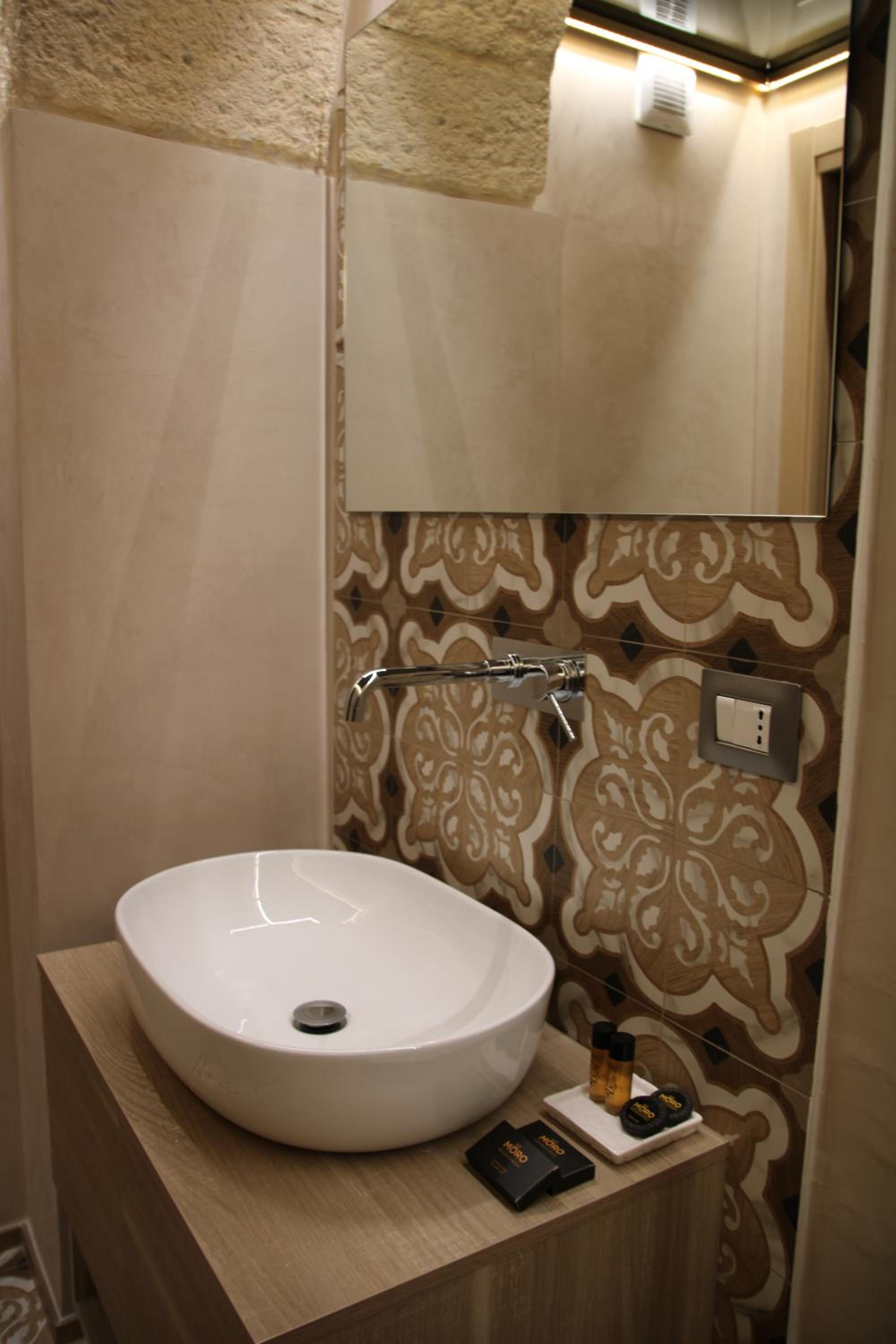 Deluxe Room - Photo 11