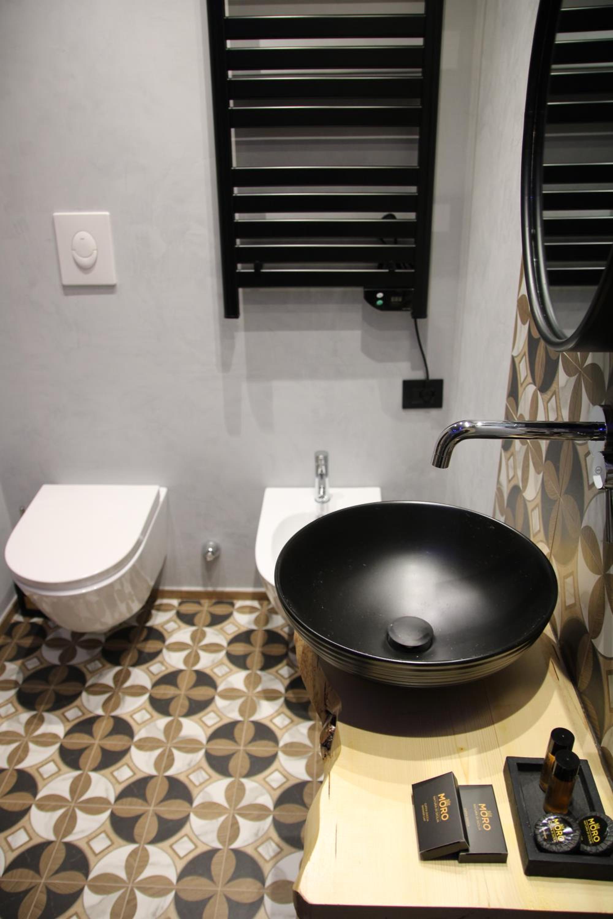 Deluxe Double Room with Shower - Photo 12