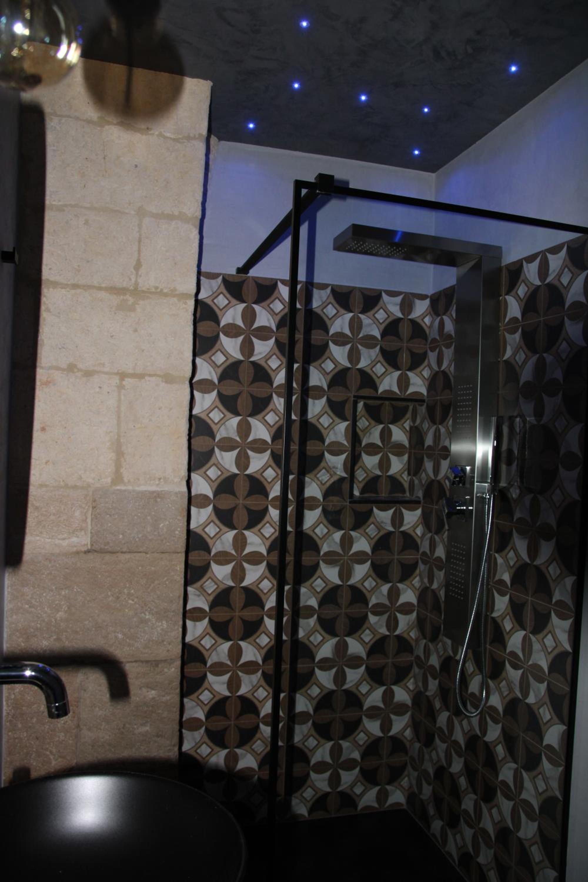 Deluxe Double Room with Shower - Photo 10