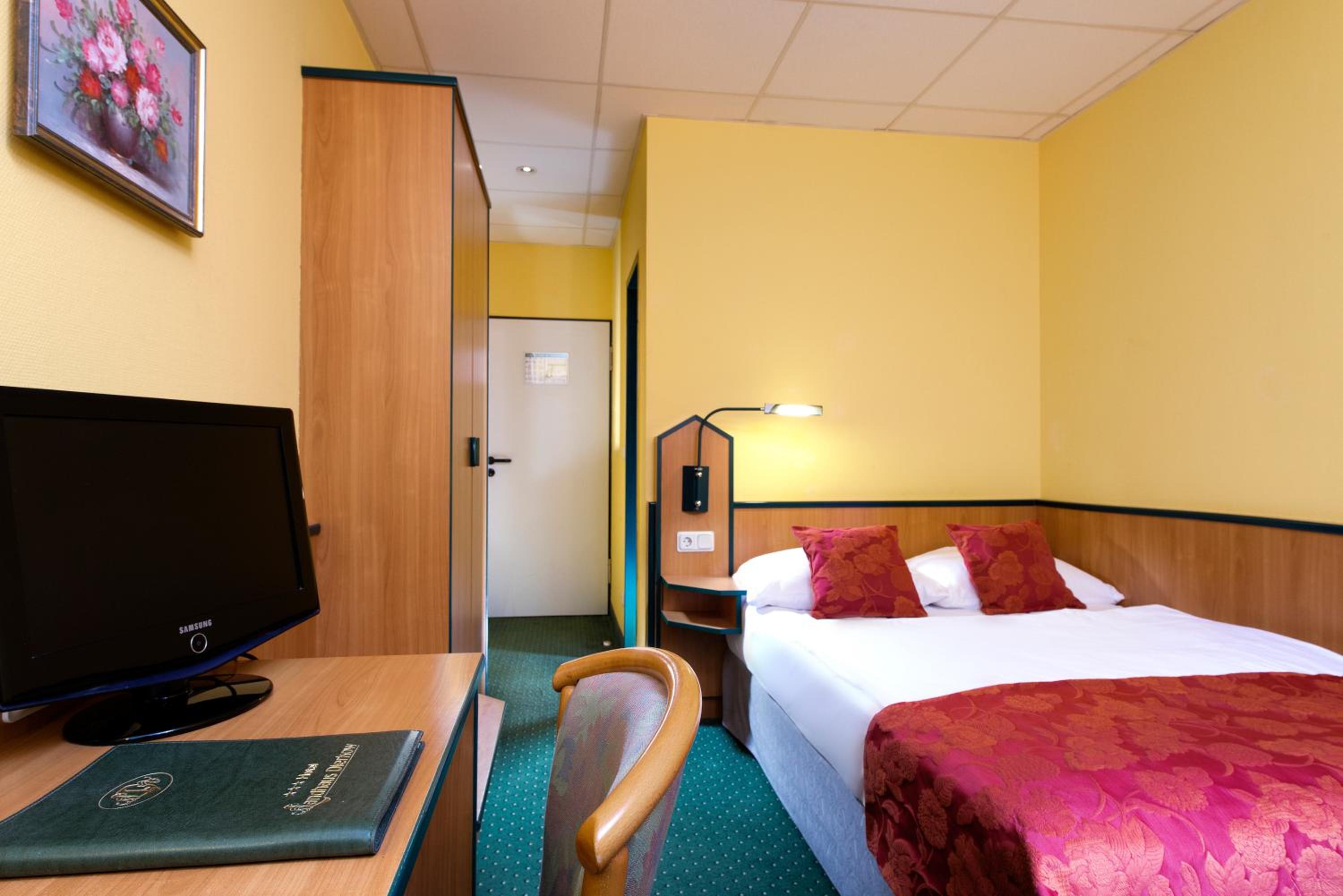 Classic Single Room with Queensize Bed photo 2