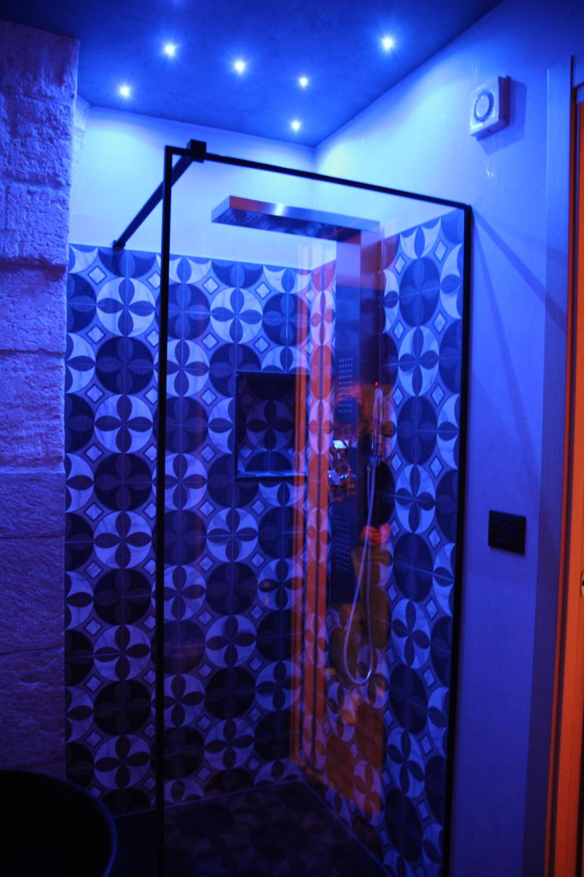 Deluxe Double Room with Shower - Photo 9