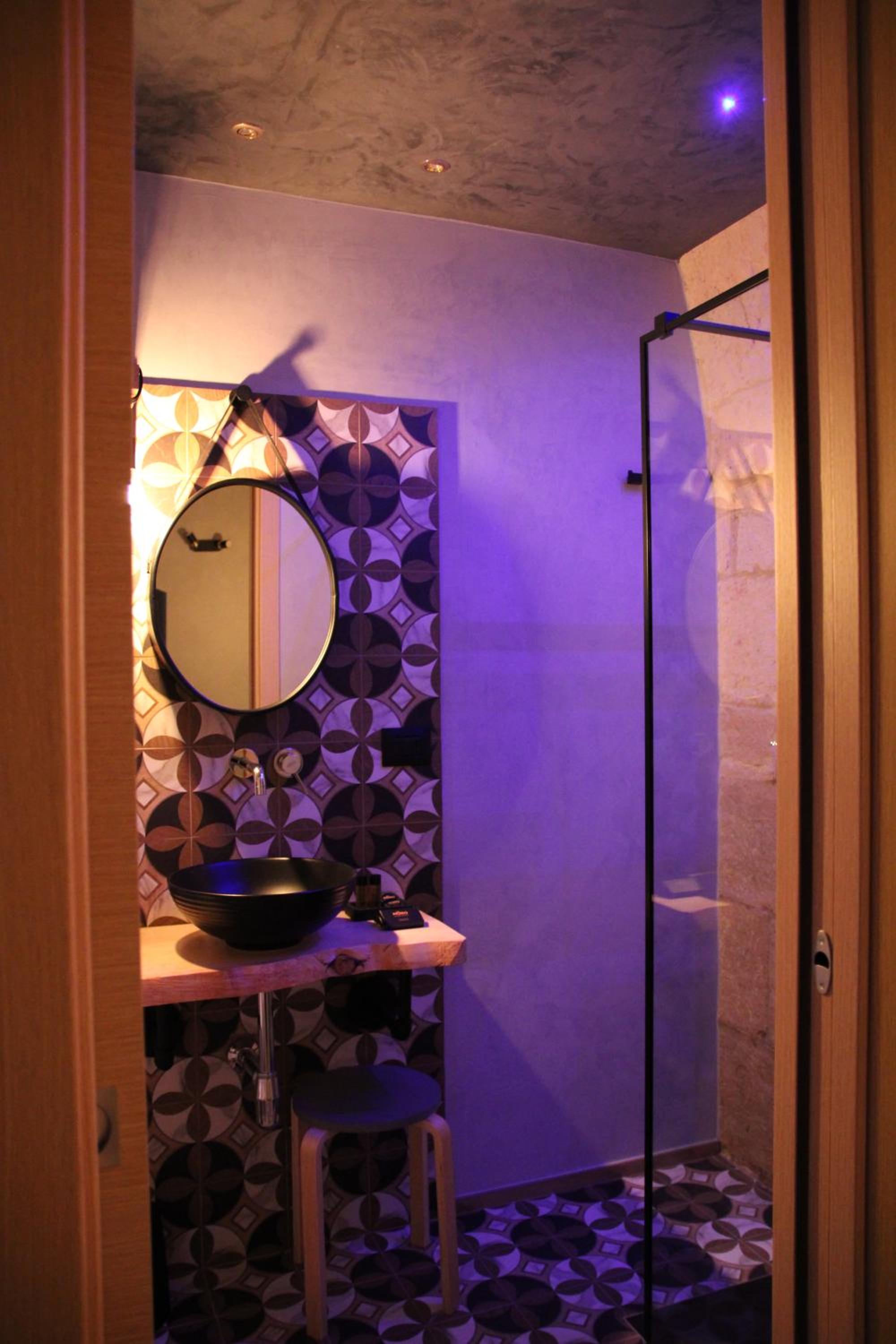 Deluxe Double Room with Shower - Photo 17