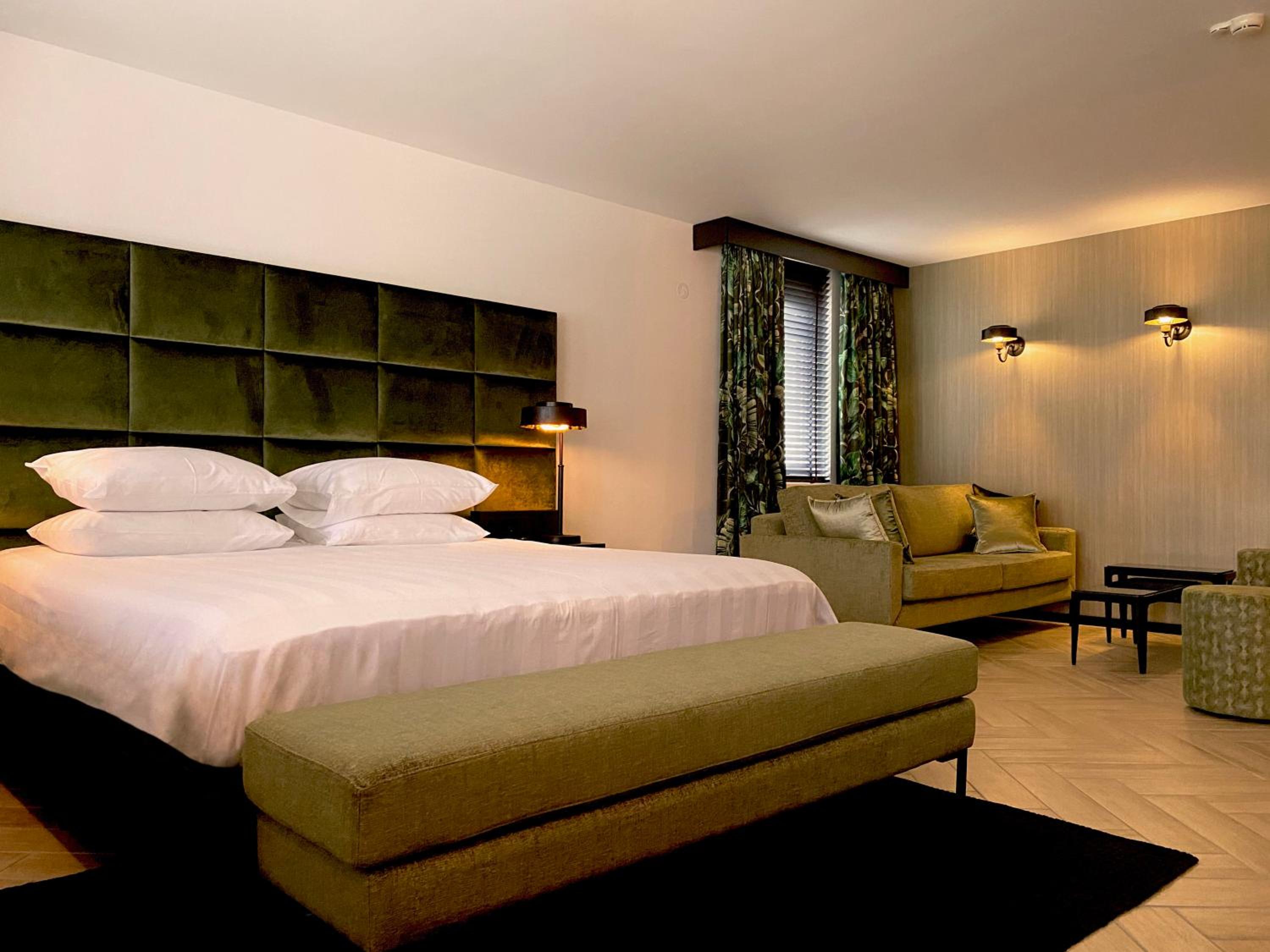 Executive Suite - Photo 1