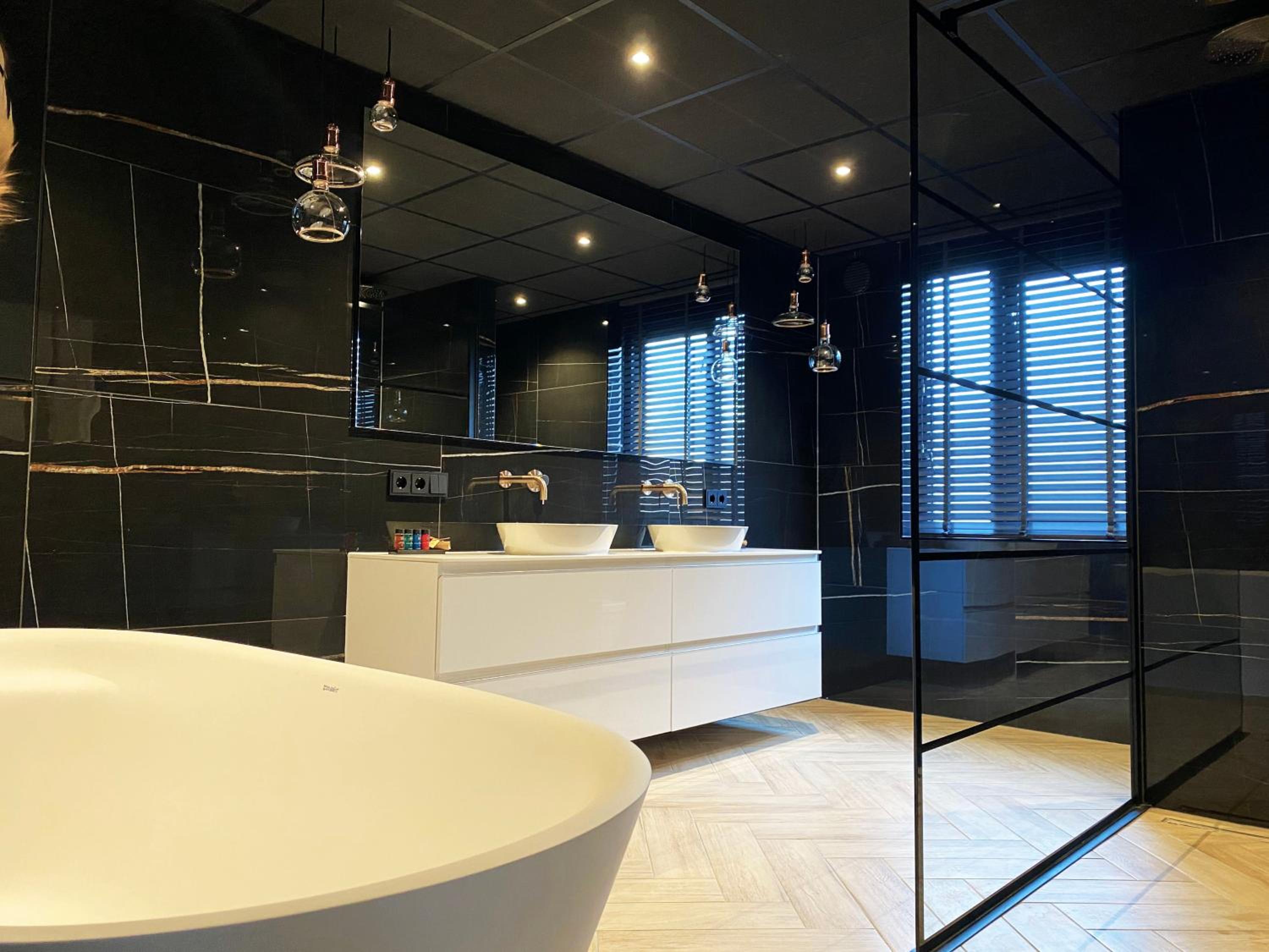 Executive Suite - Photo 3
