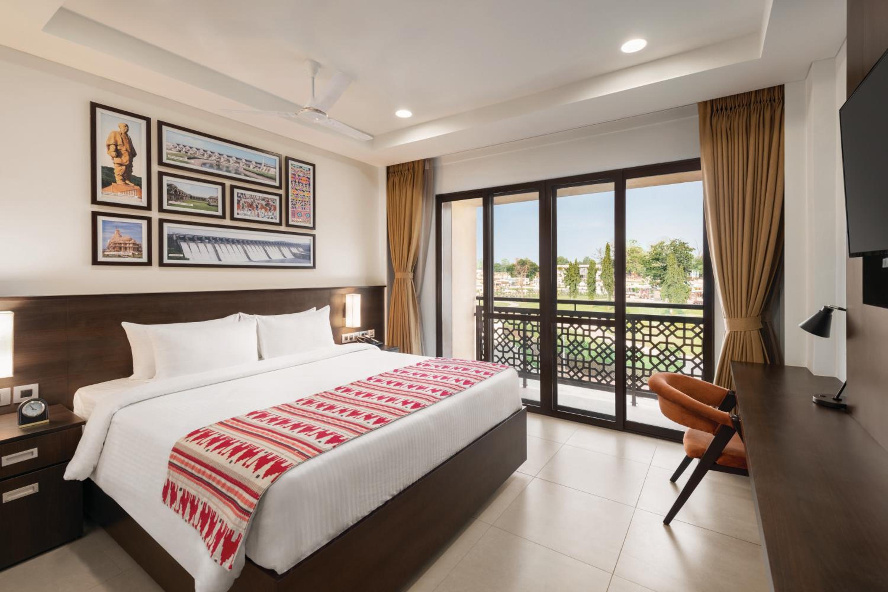 Superior King Room with Garden View - Non-Smoking - Photo 1