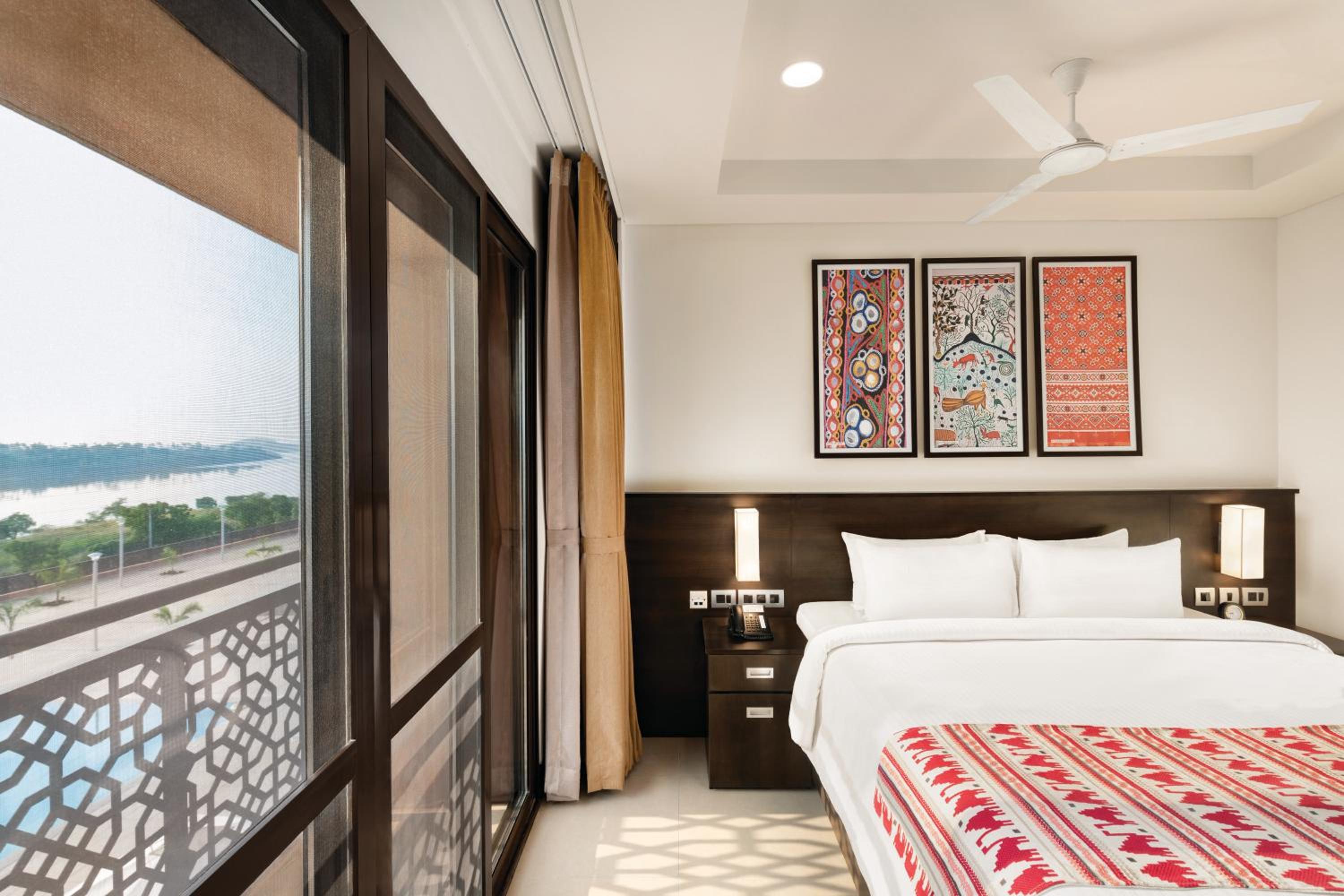 1 King Bed, Superior Room, River View, Non-Smoking - Photo 1