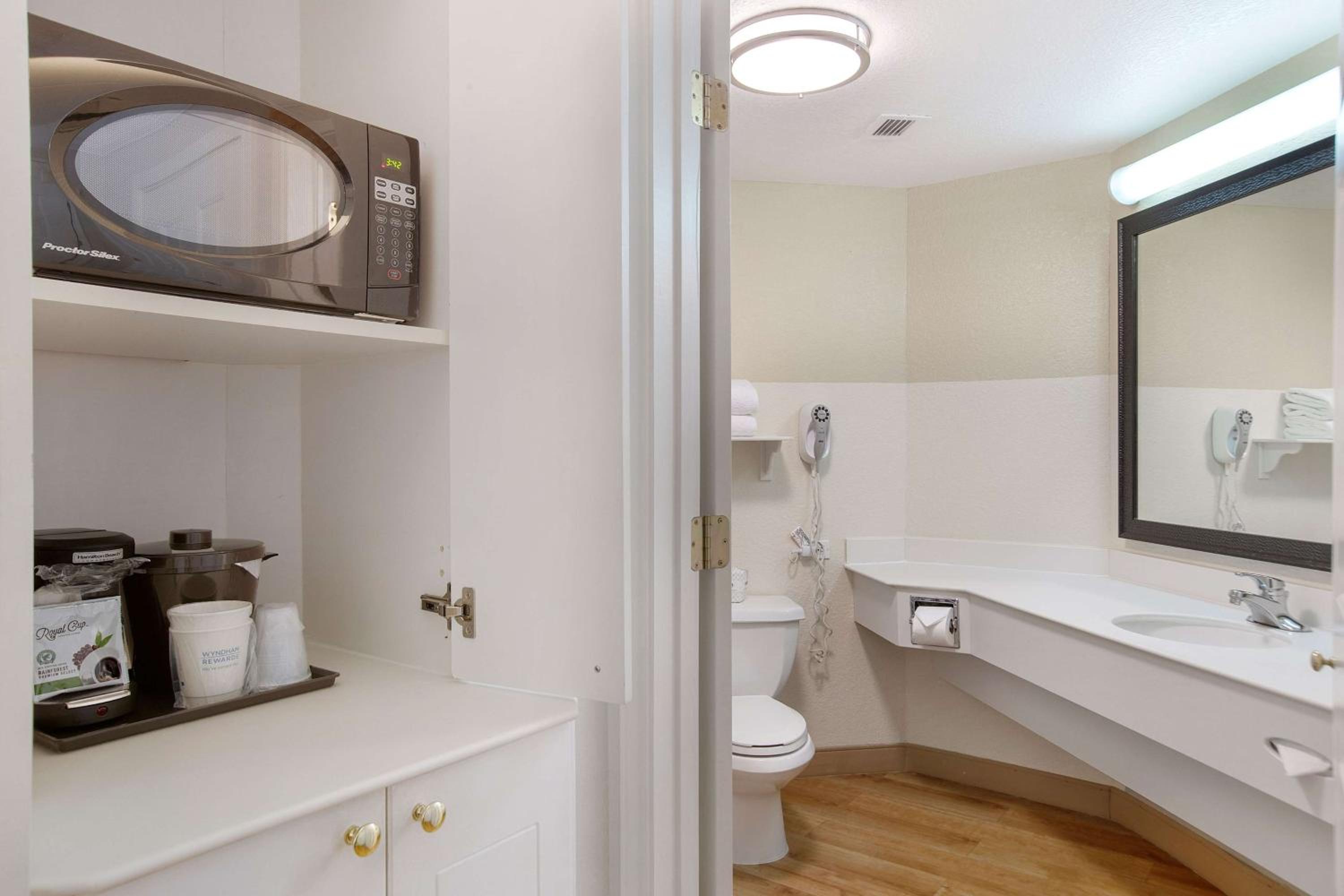 Deluxe King Room - Non-Smoking - Photo 4