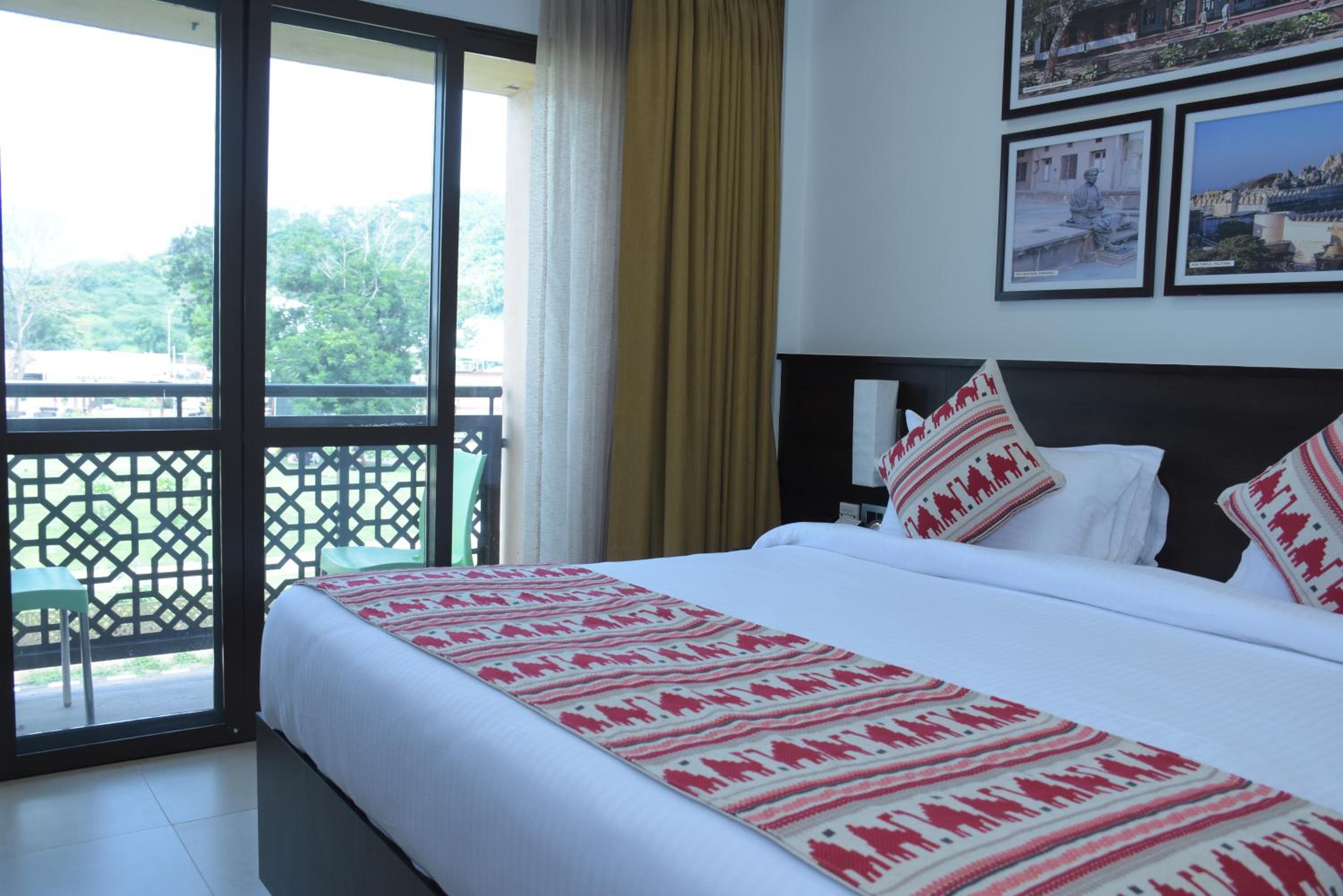 Superior King Room with Garden View - Non-Smoking - Photo 2
