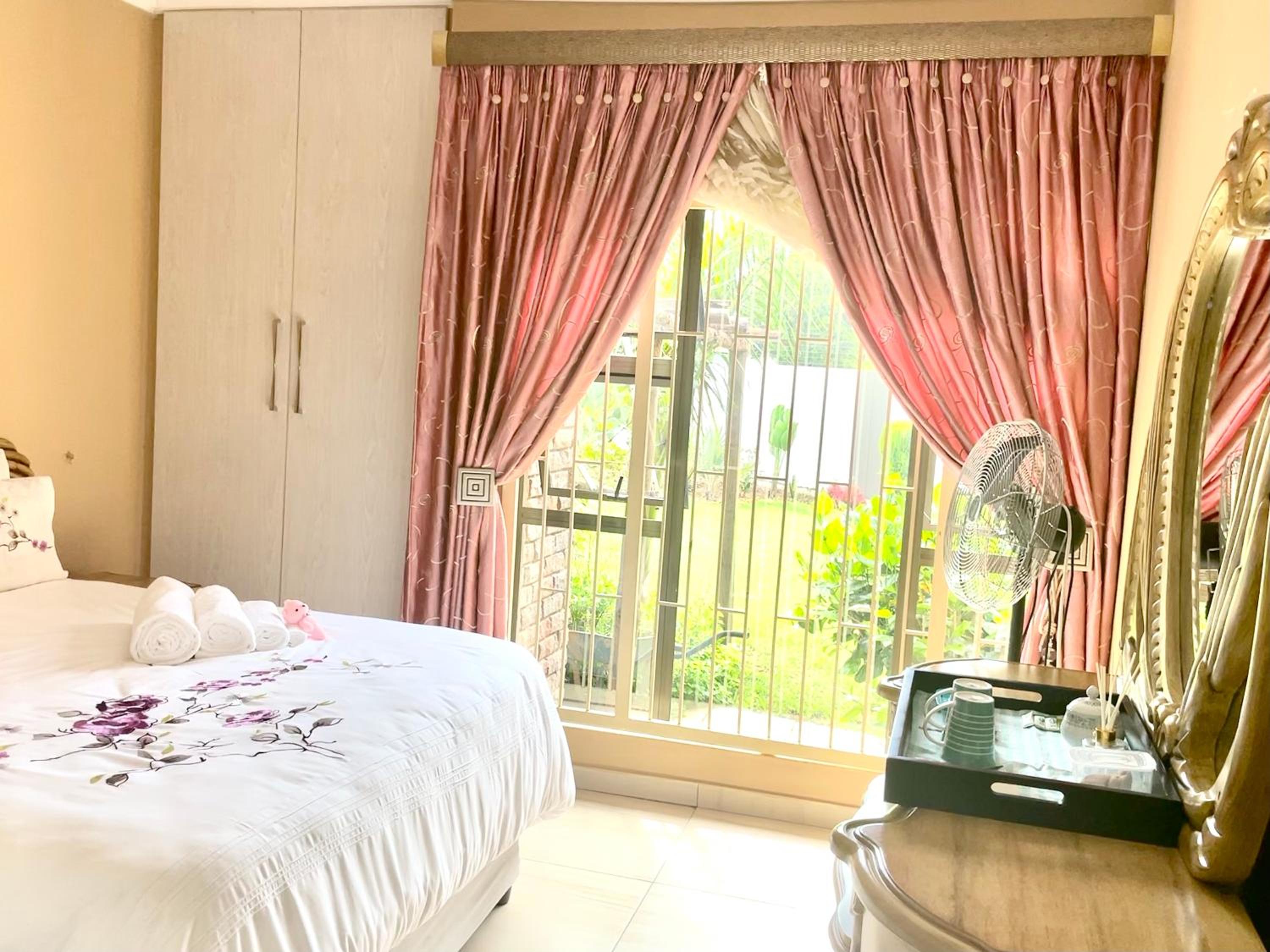 Double Room with Shared Bathroom photo 2