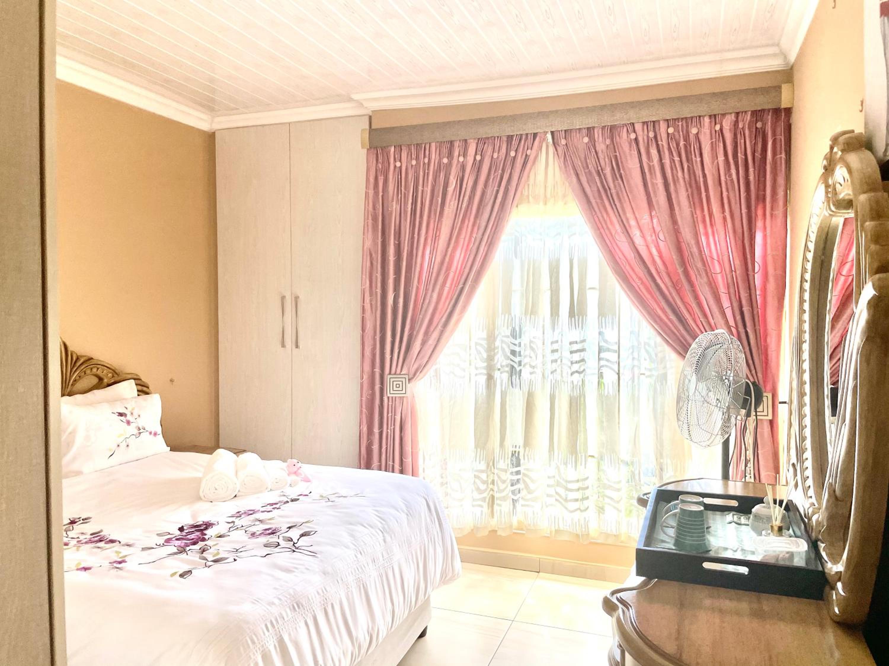 Double Room with Shared Bathroom photo 3