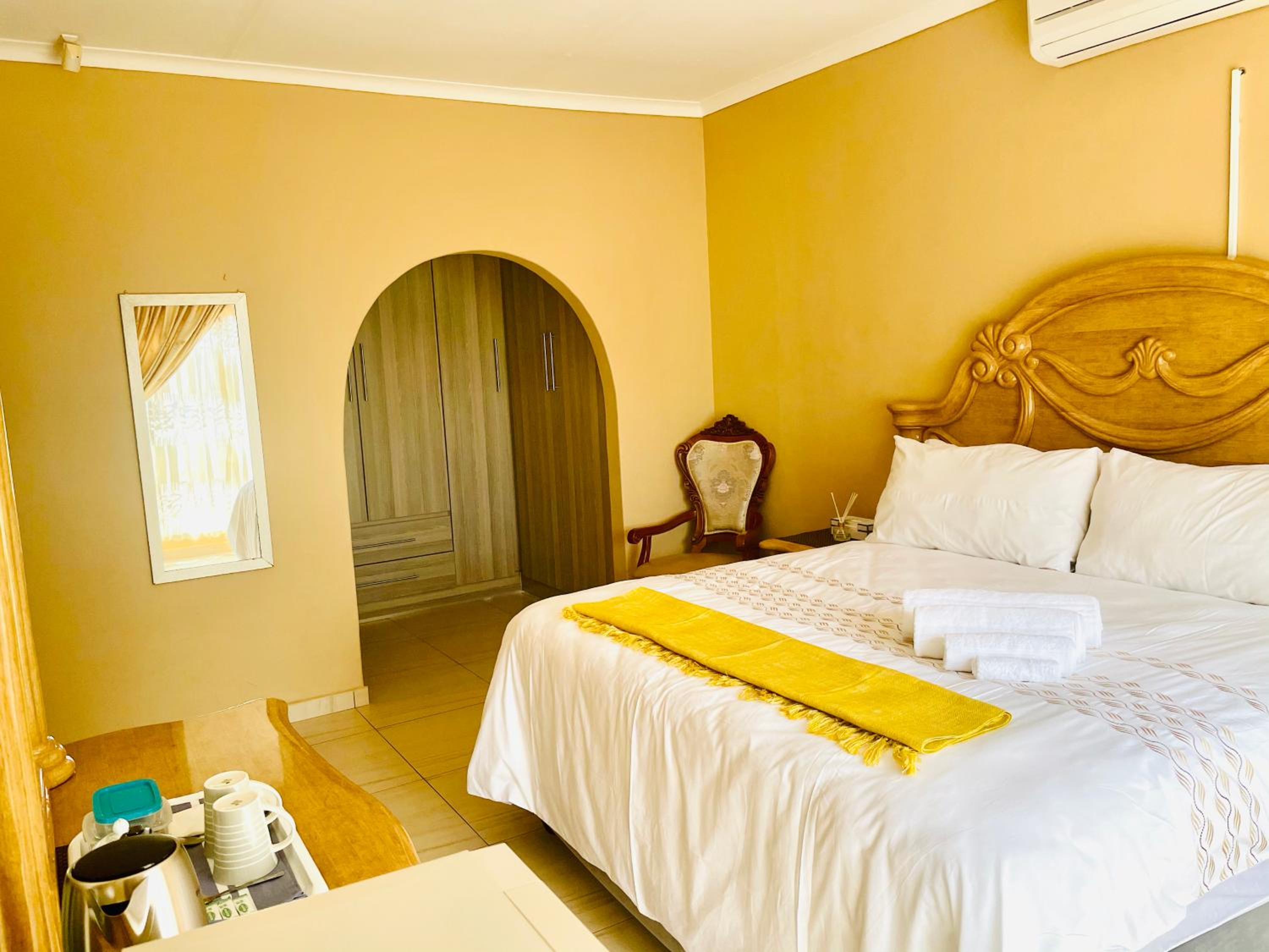 Deluxe King Suite photo 3