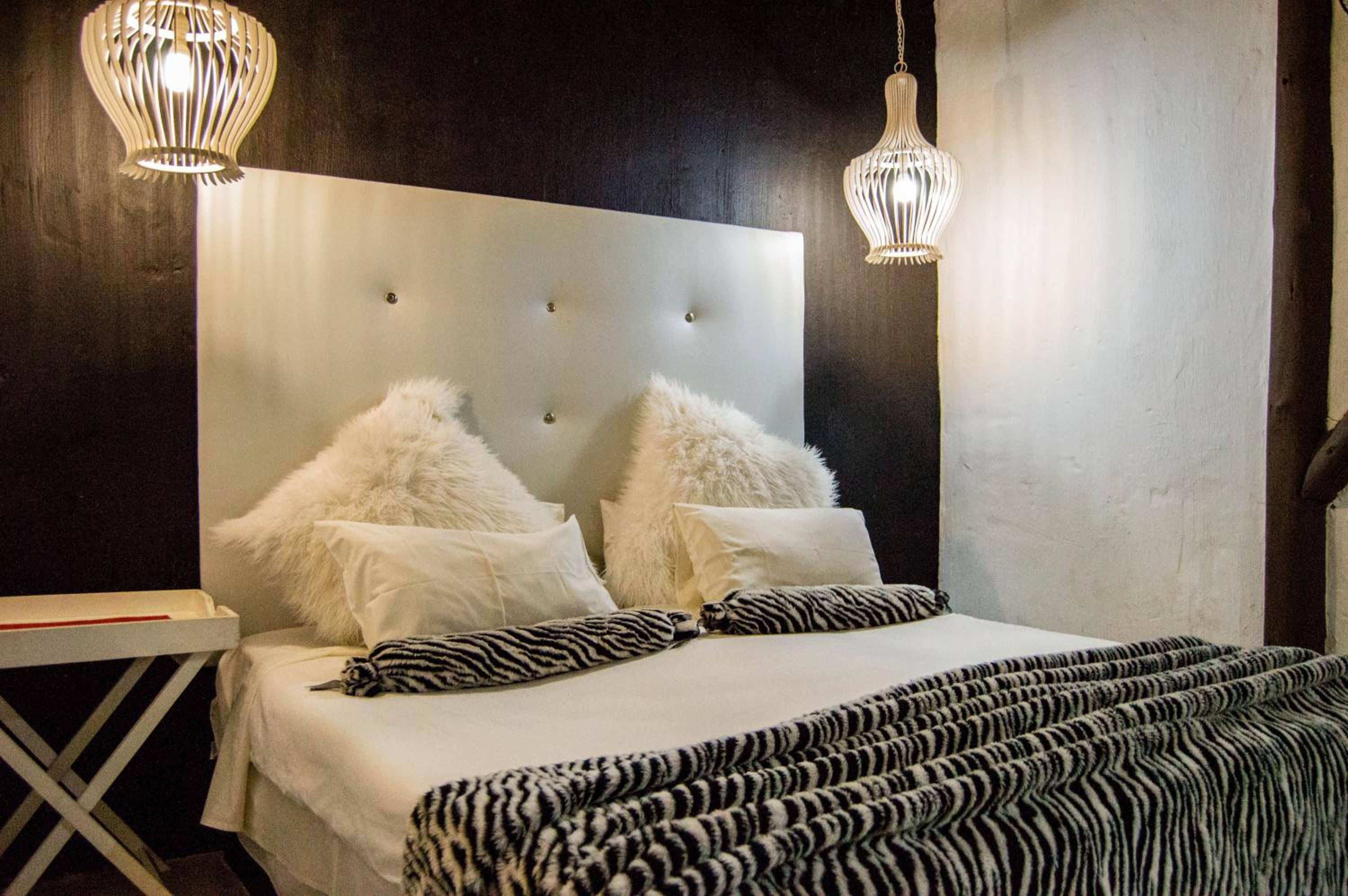 Seven-Bedroom House - Photo 13