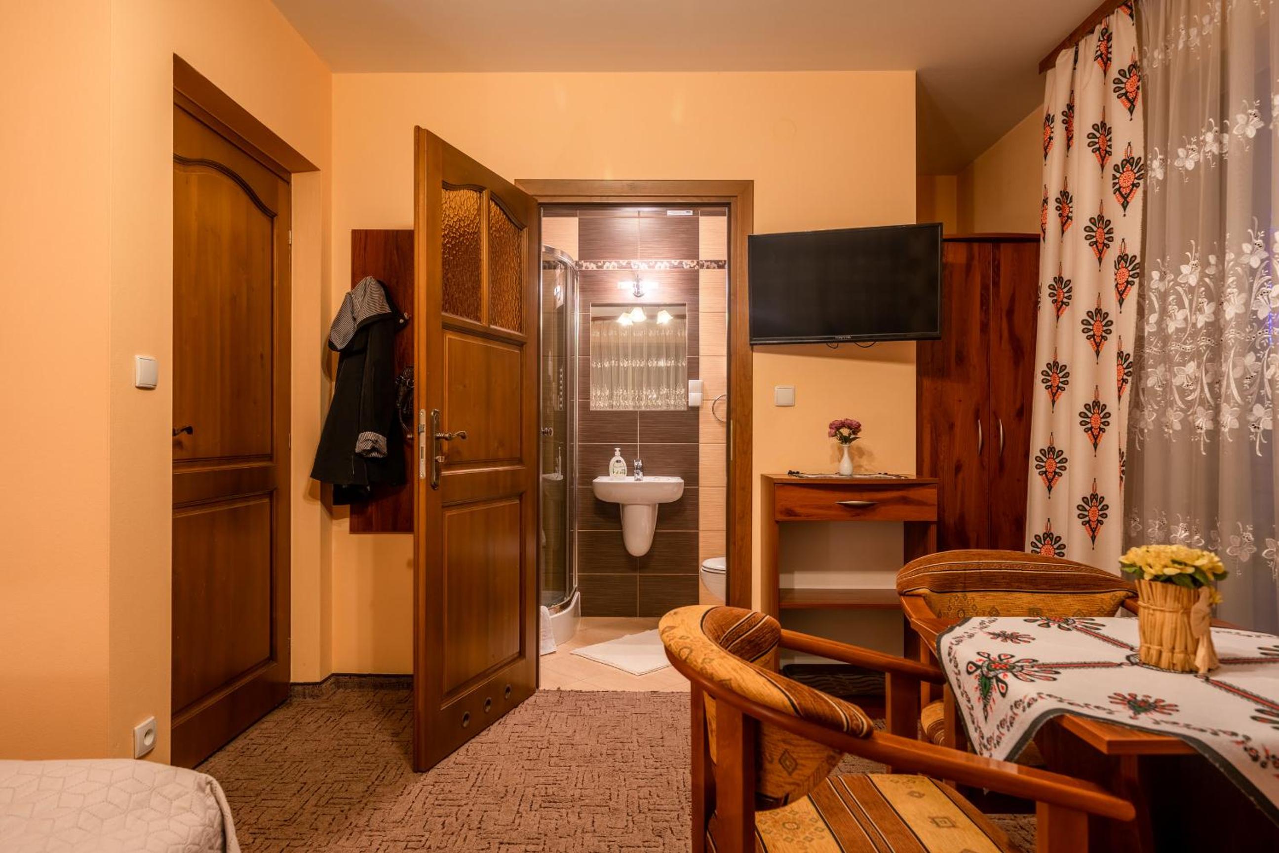 Double Room with Balcony (2 Adults + 1 Child) - Photo 15
