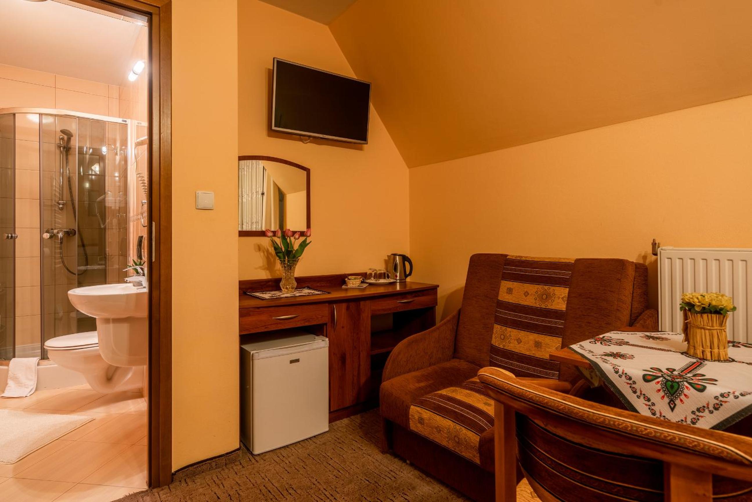 Double Room with Balcony (2 Adults + 1 Child) - Photo 9
