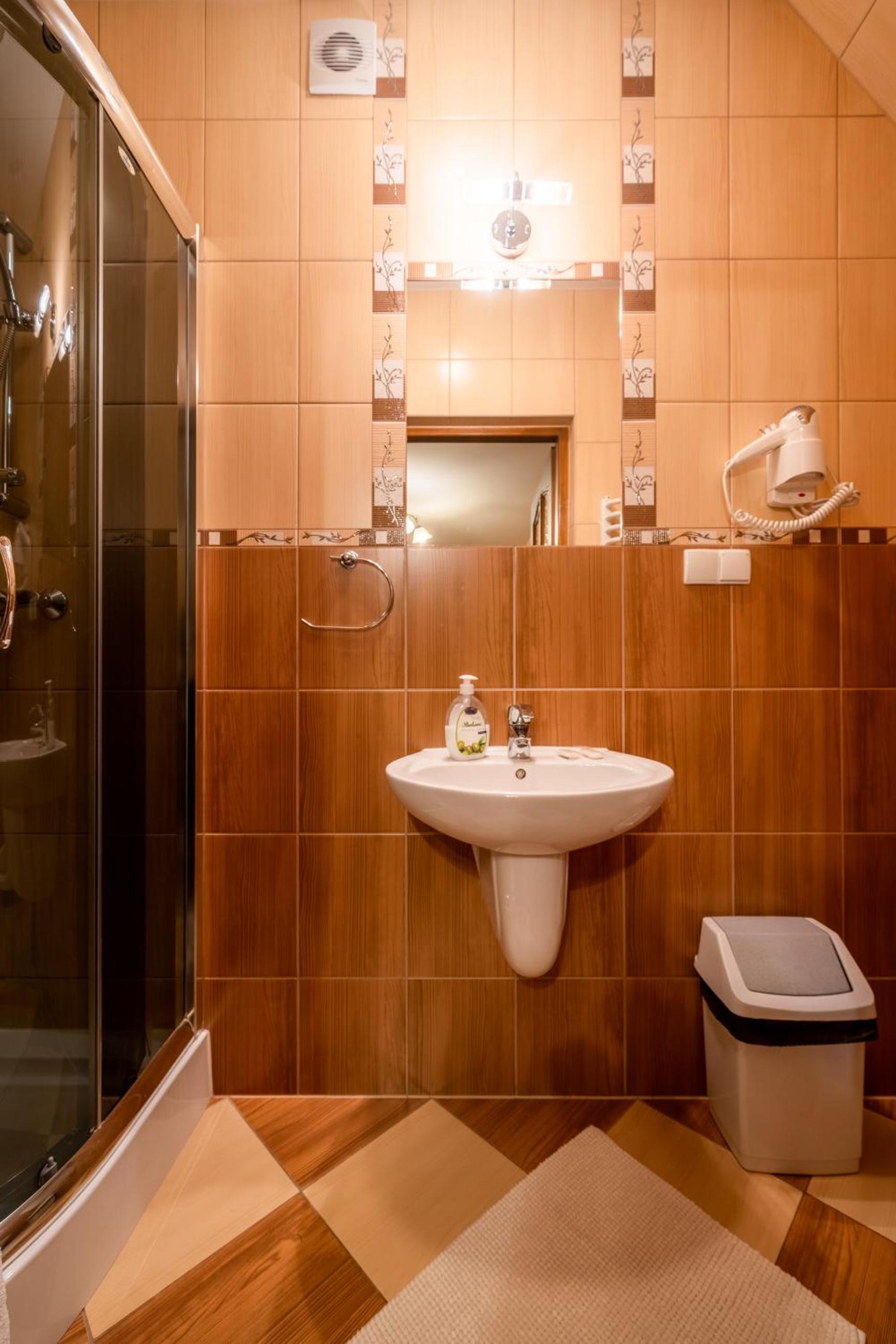 Double Room with Balcony (2 Adults + 1 Child) - Photo 34