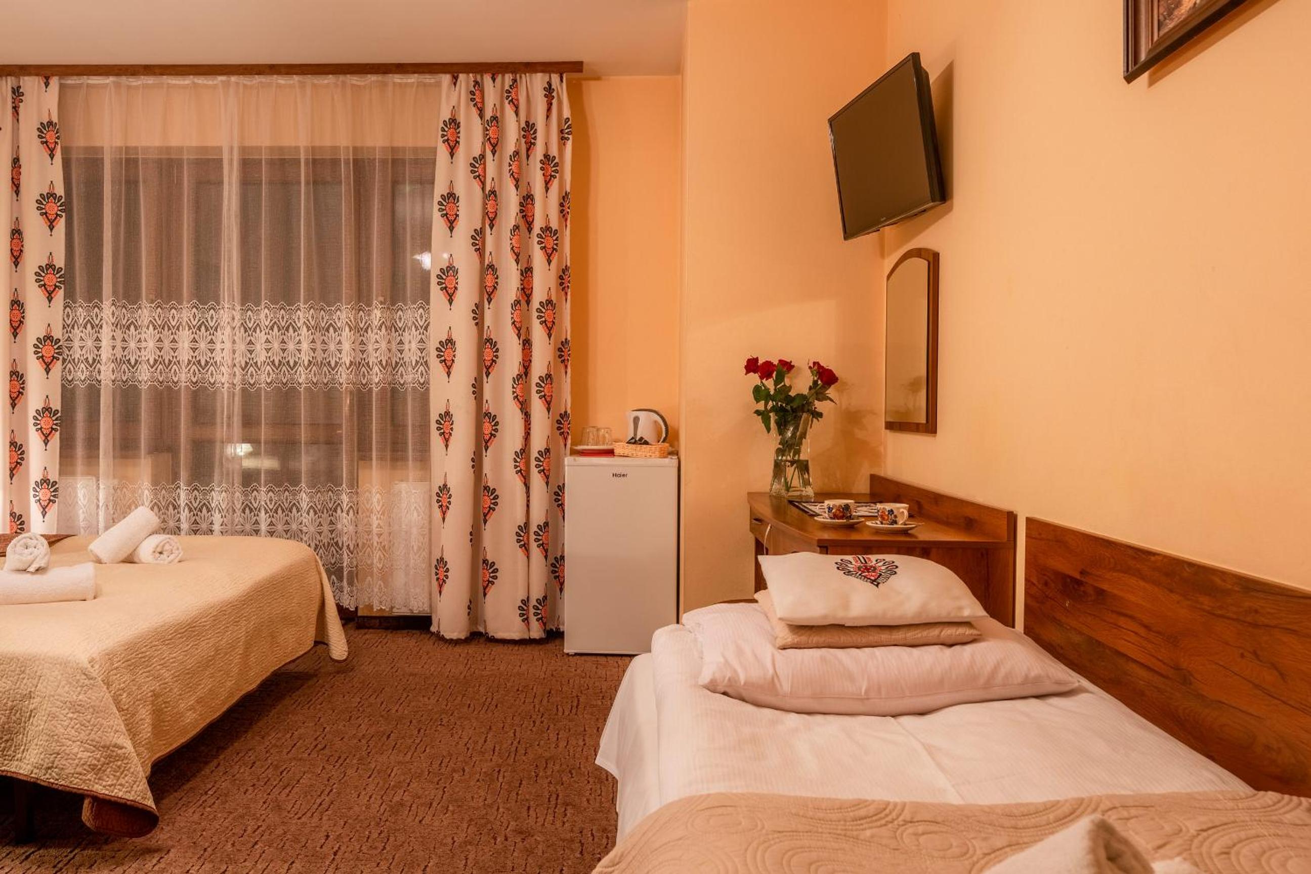 Quadruple Room with Balcony - Photo 14