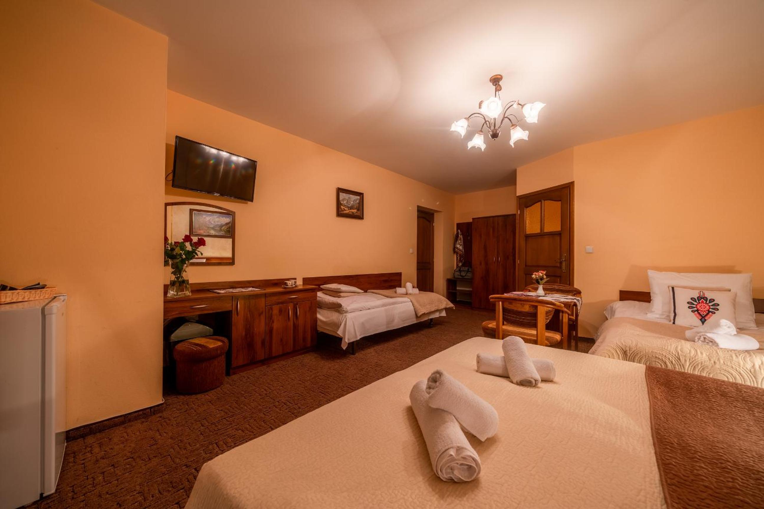 Quadruple Room with Balcony - Photo 13