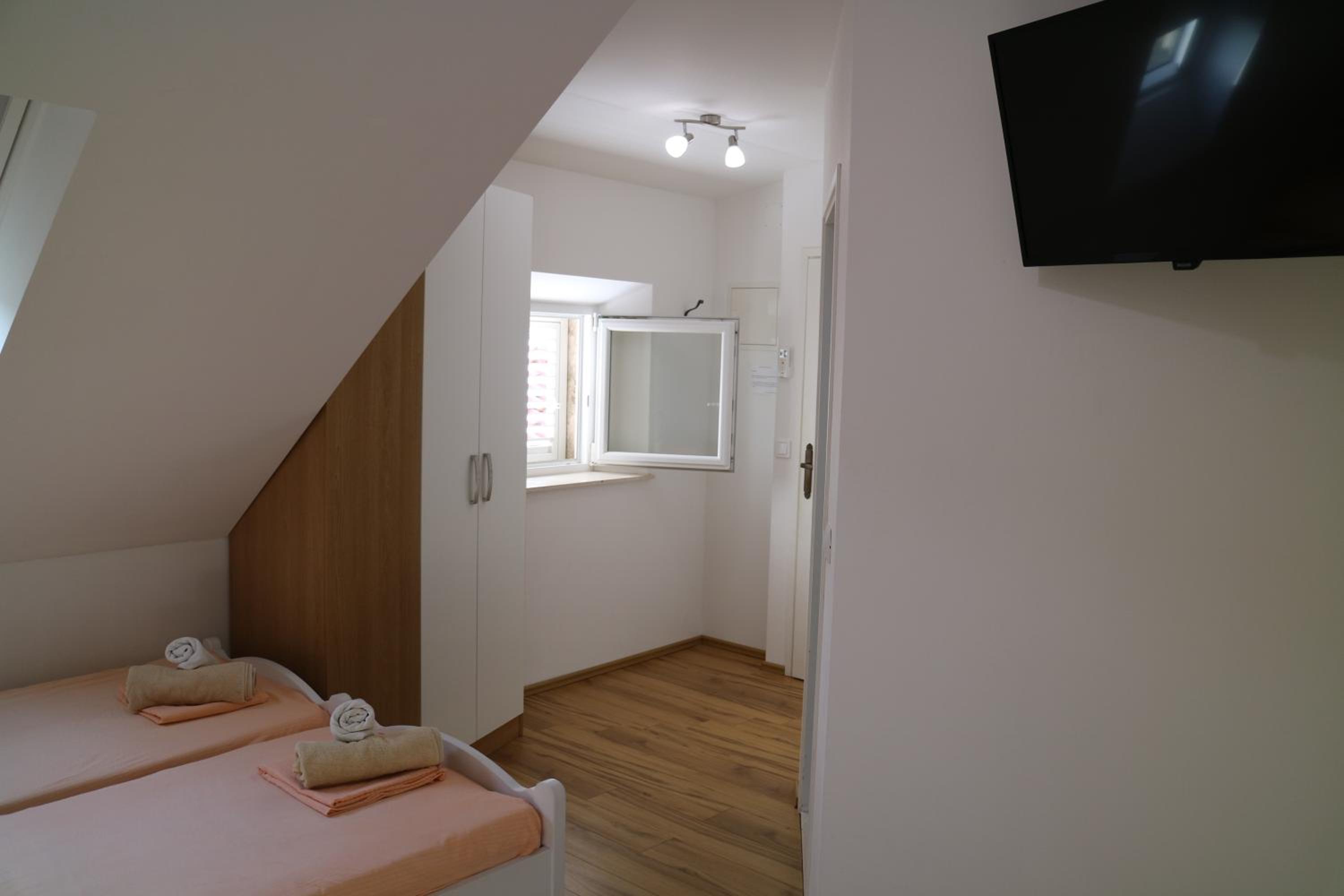 Deluxe Double or Twin Room - Photo 5
