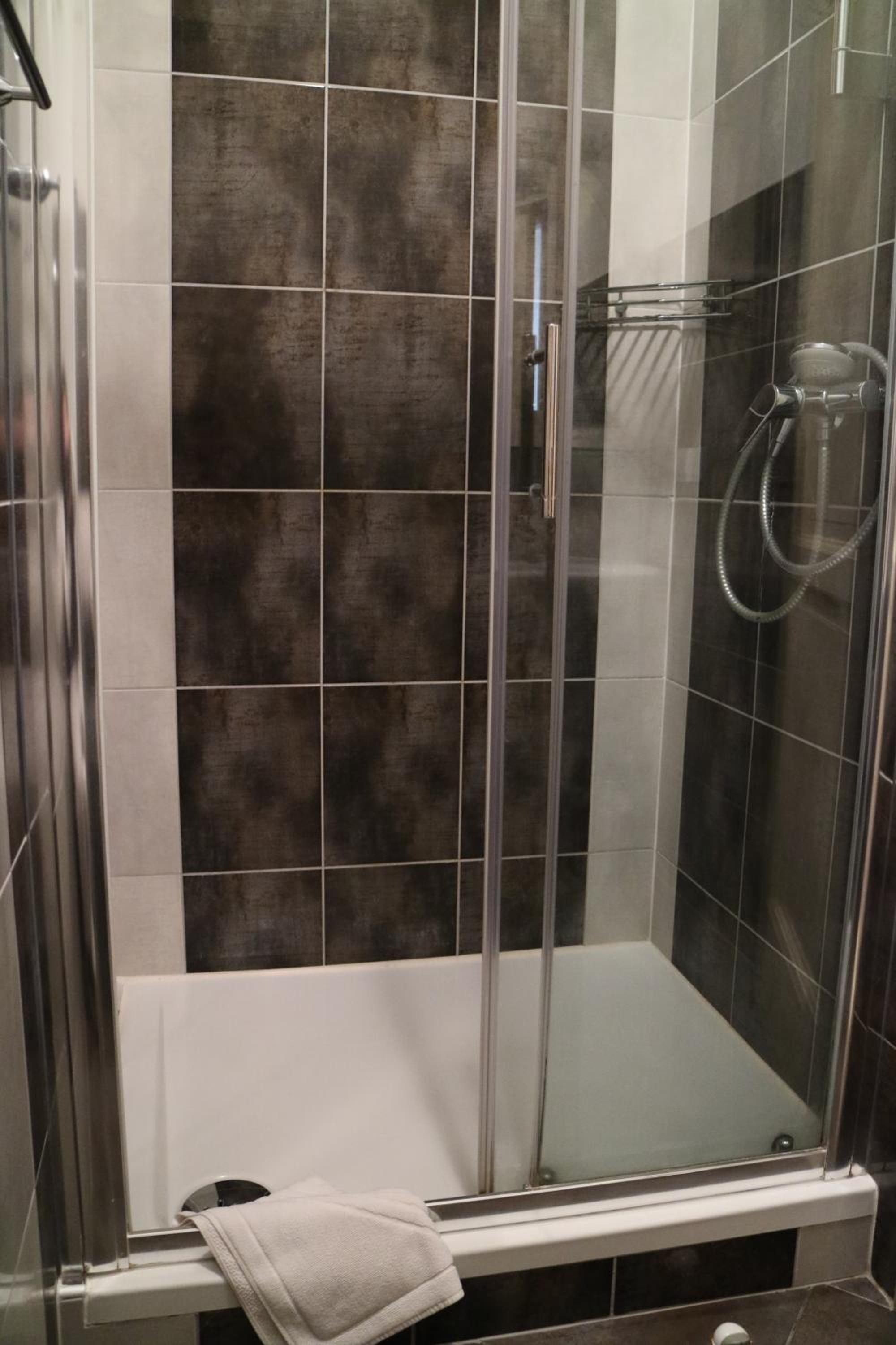 Deluxe Double or Twin Room - Photo 12
