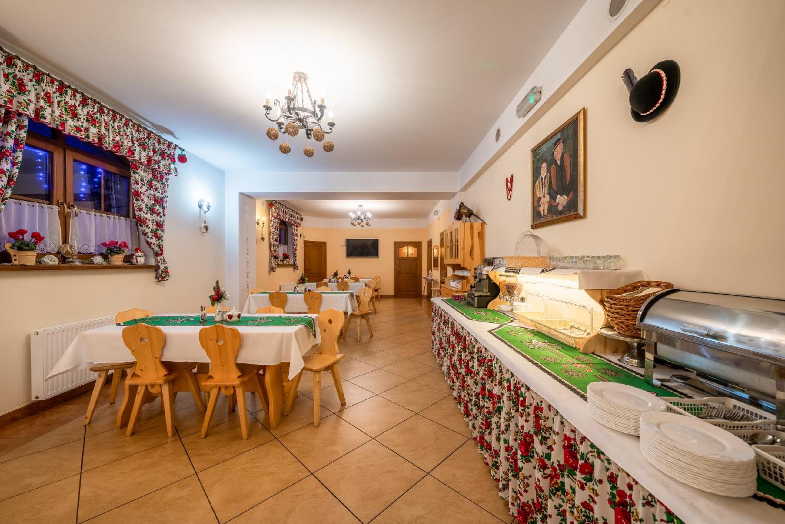 Quadruple Room with Balcony - Photo 19
