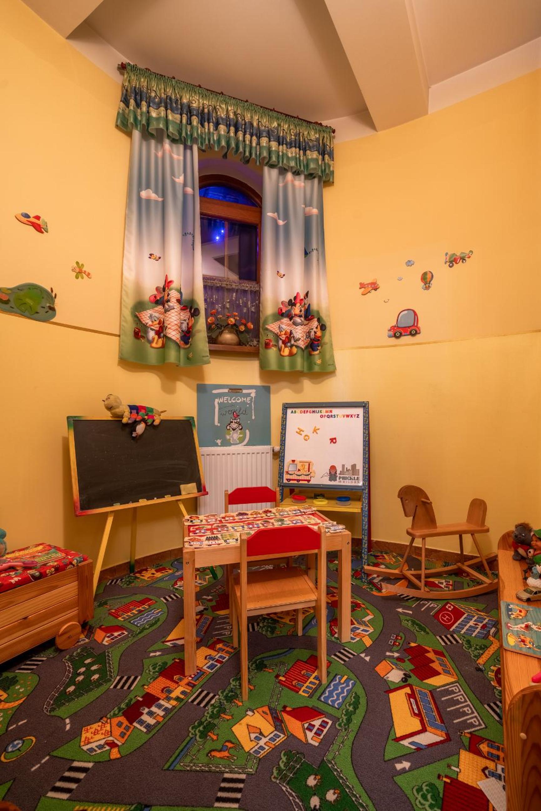 Quadruple Room with Balcony - Photo 18