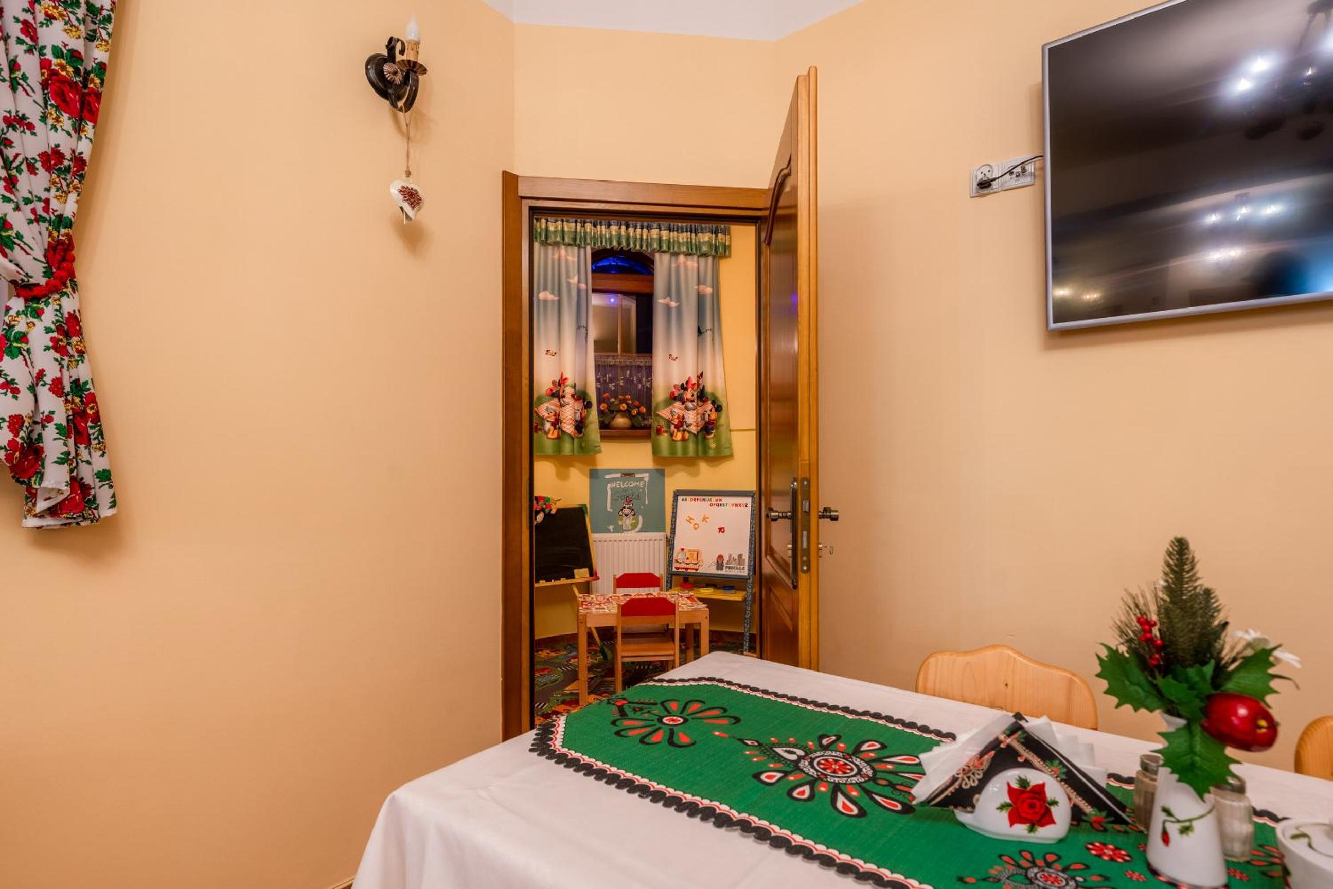 Quadruple Room with Balcony - Photo 31