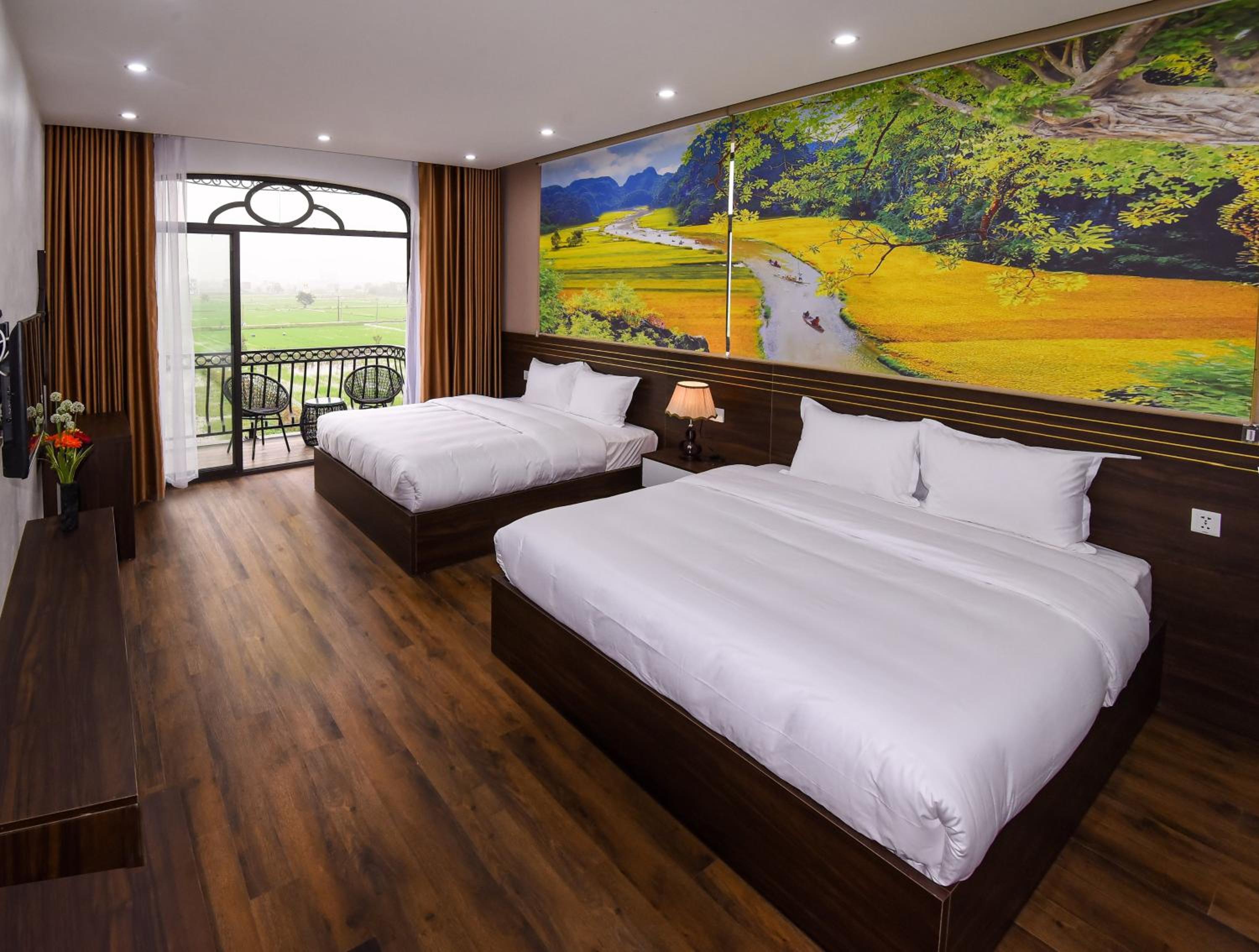 King Room with Balcony - Photo 6