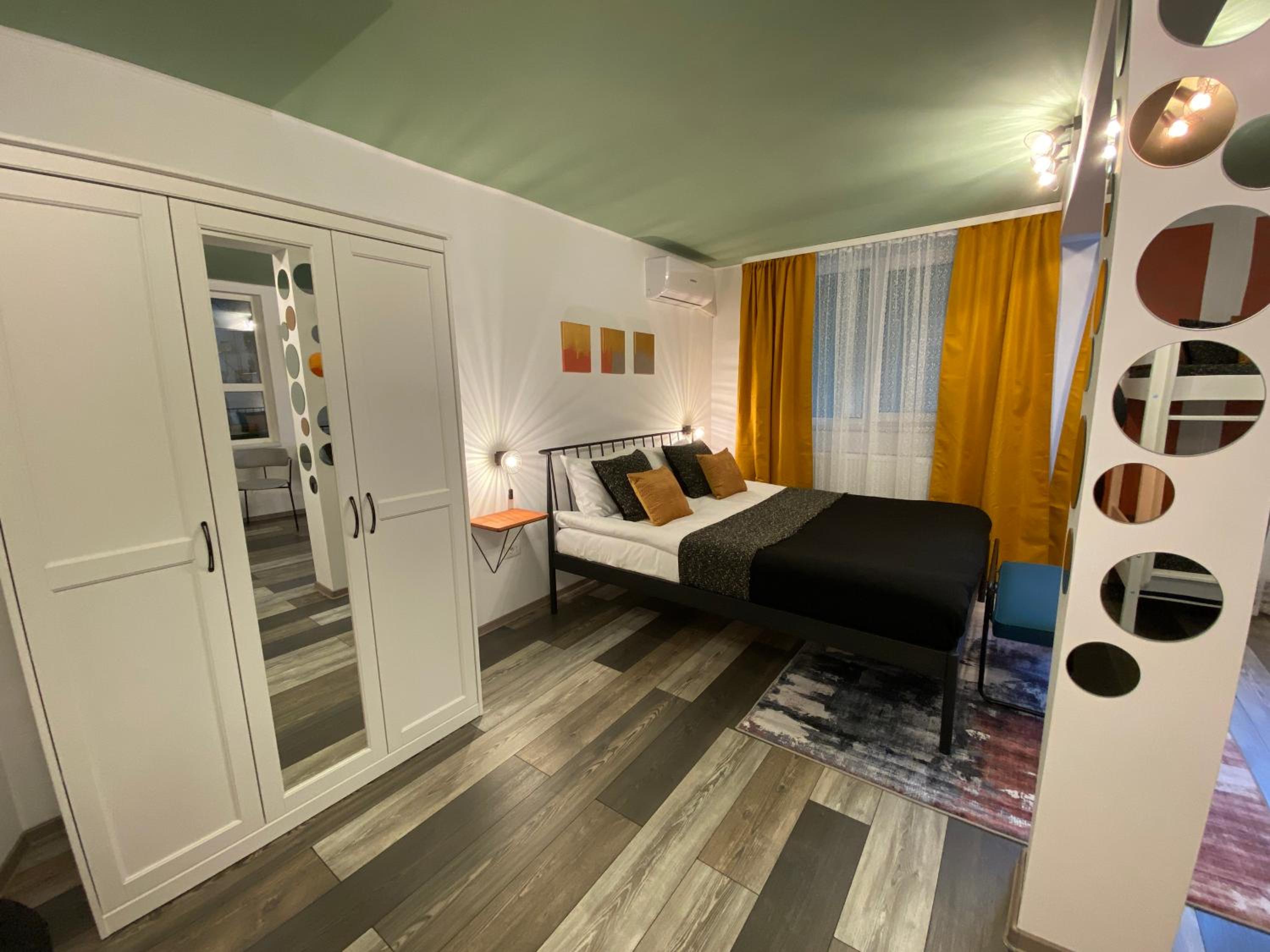 One-Bedroom Apartment - Photo 2