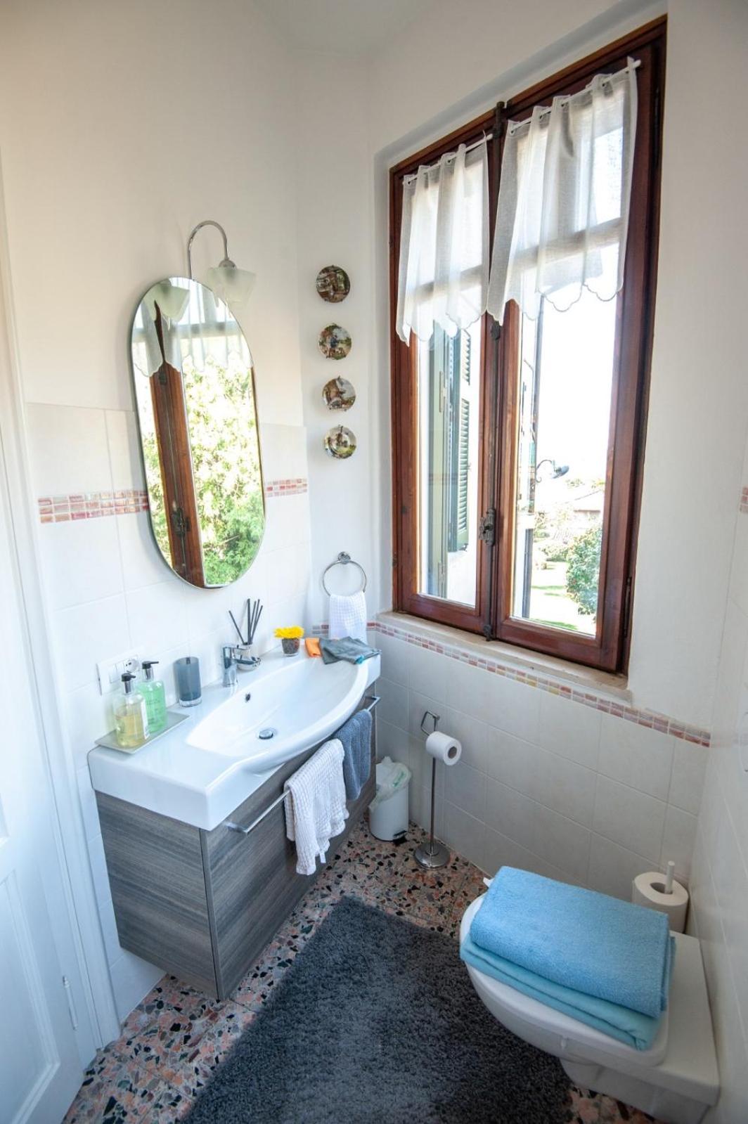 Twin Room with Lake View and Private External Bathroom - Photo 3